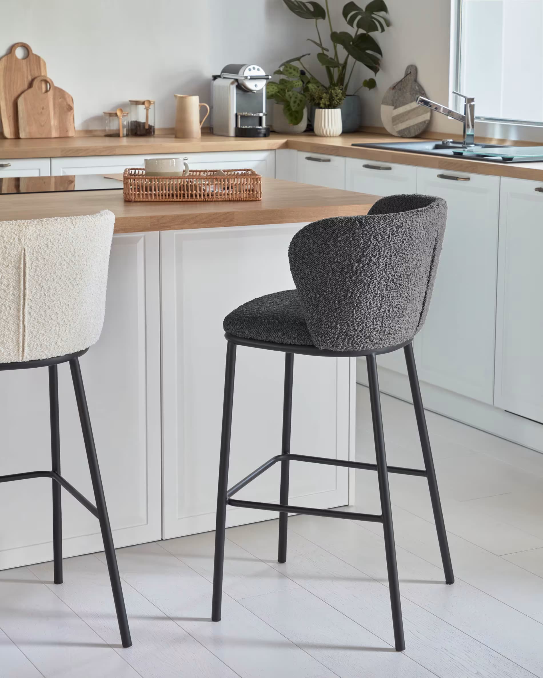 Kave Home Barhocker CISELIA Bouclé schwarz/Metall schwarz