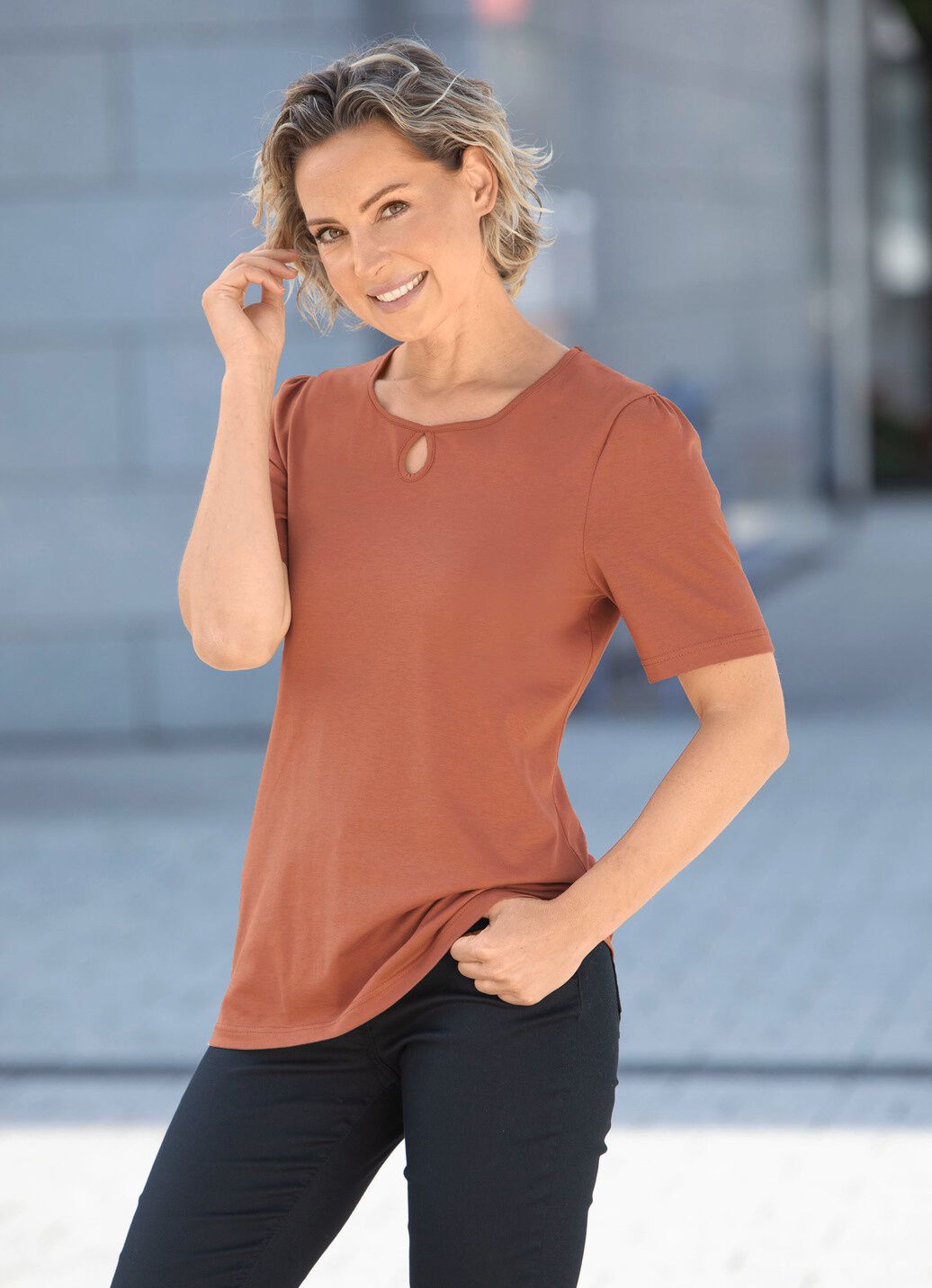 Shirt mit dekorativem Halsausschnitt in 3 Farben