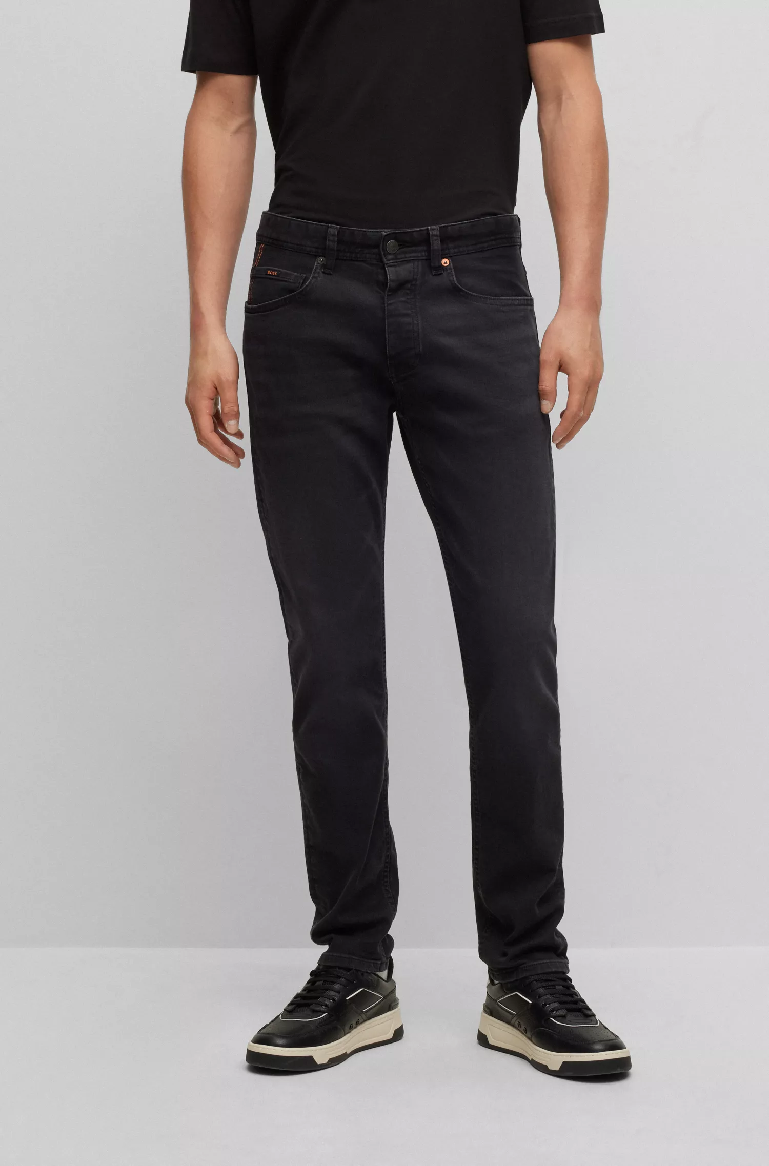 Calça jeans BOSS laranja, corte afunilado, em denim preto super elástico.