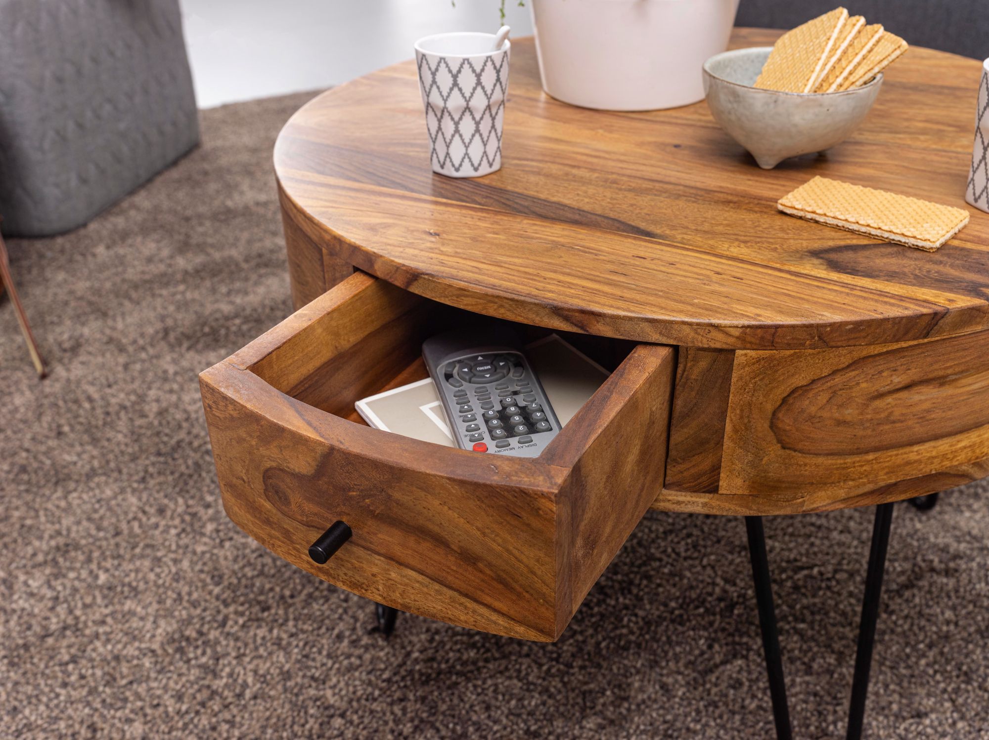 KADIMA DESIGN Couchtisch aus Sheesham-Massivholz mit Schubladen und schwarzen Metallbeinen, Handgefertigt