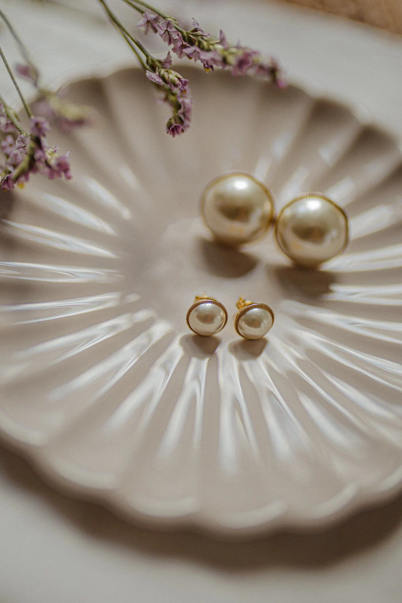 NÉLYA - Mini boucles d'oreilles puces perles doré à l'or fin | Doré