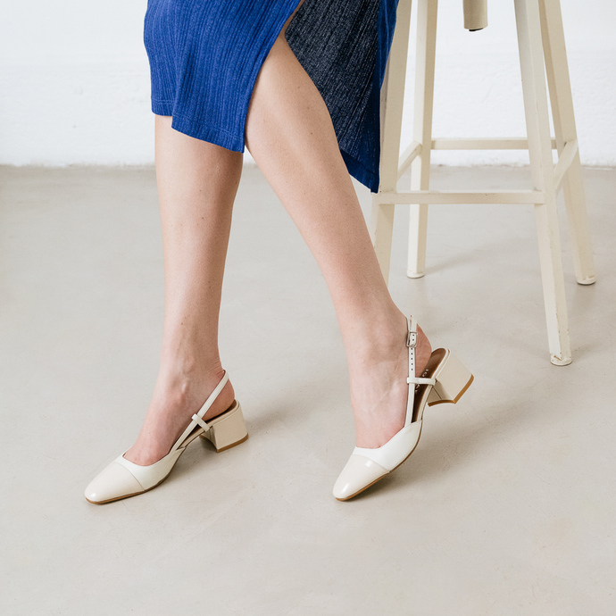 Babies à talons ouverts  en vernis et cuir écru