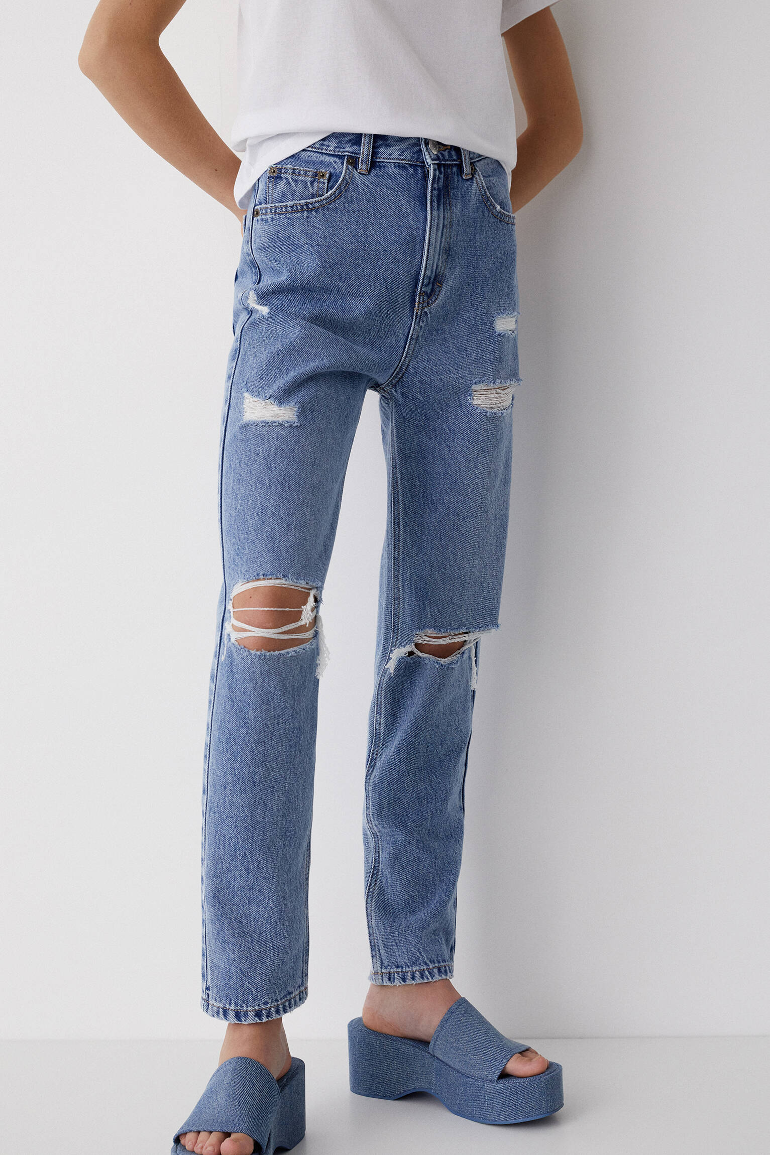 CALÇA JEANS MOM RASGADA - AZUL MÉDIO