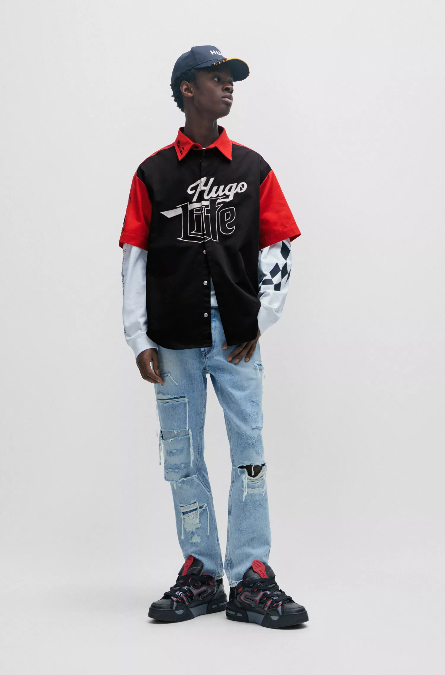 Camisa HUGO vermelha de modelagem oversized com detalhes inspirados em corridas.