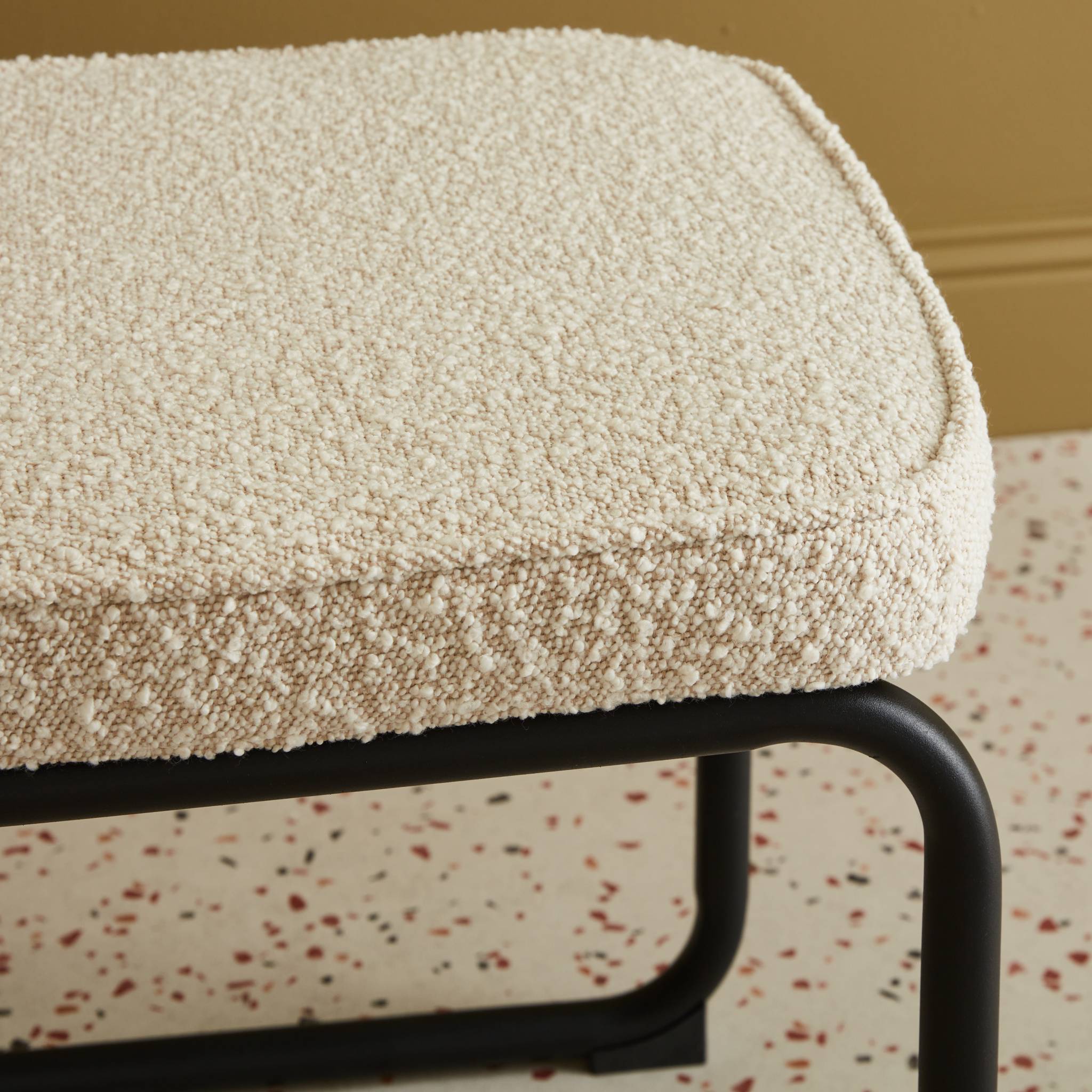 Lot de 2 chaises cantilever bouclette texturée blanc cassé. Maja. L46 x p54.5x h84.5cm