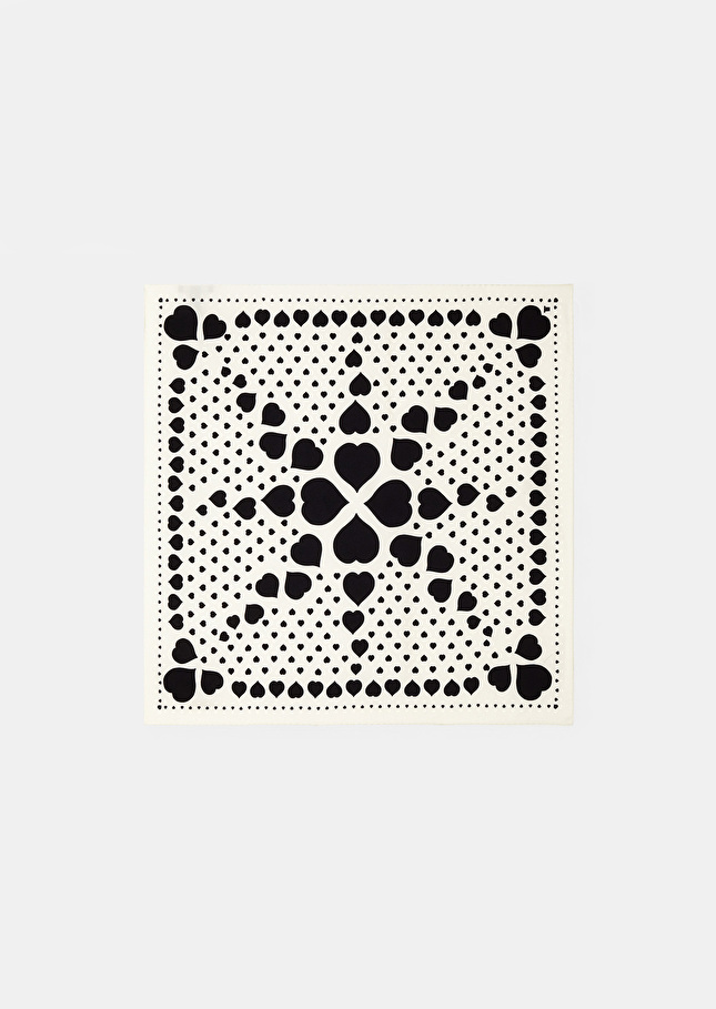 Carré de soie Esteeécru à motif coeur noir