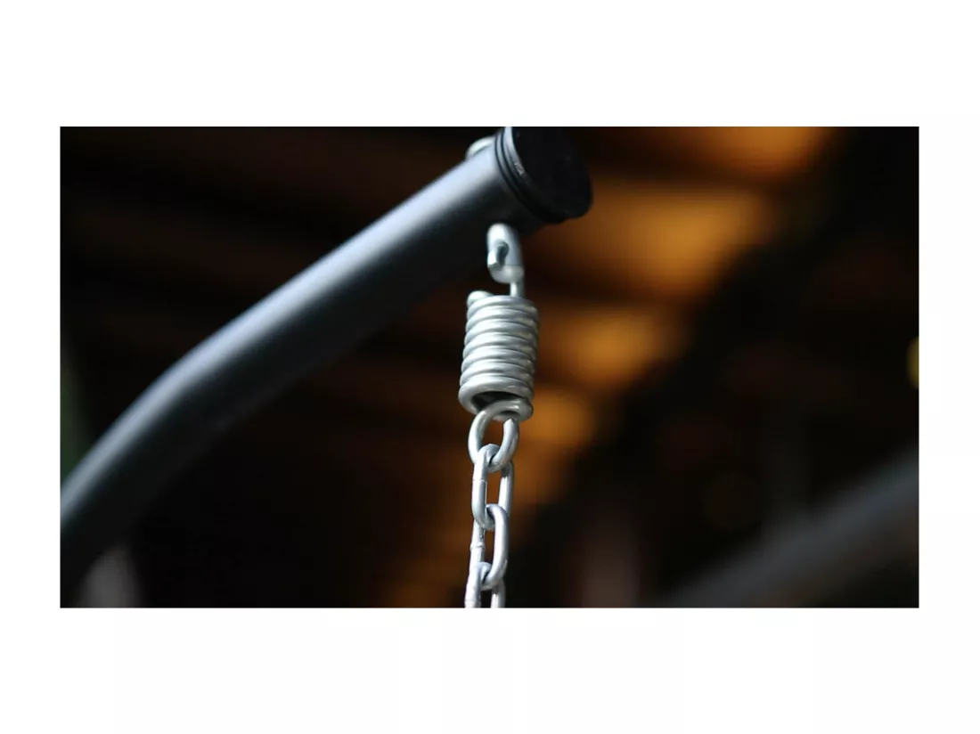 Fauteuil suspendu beige & noir en résine tressée façon rotin AUROA