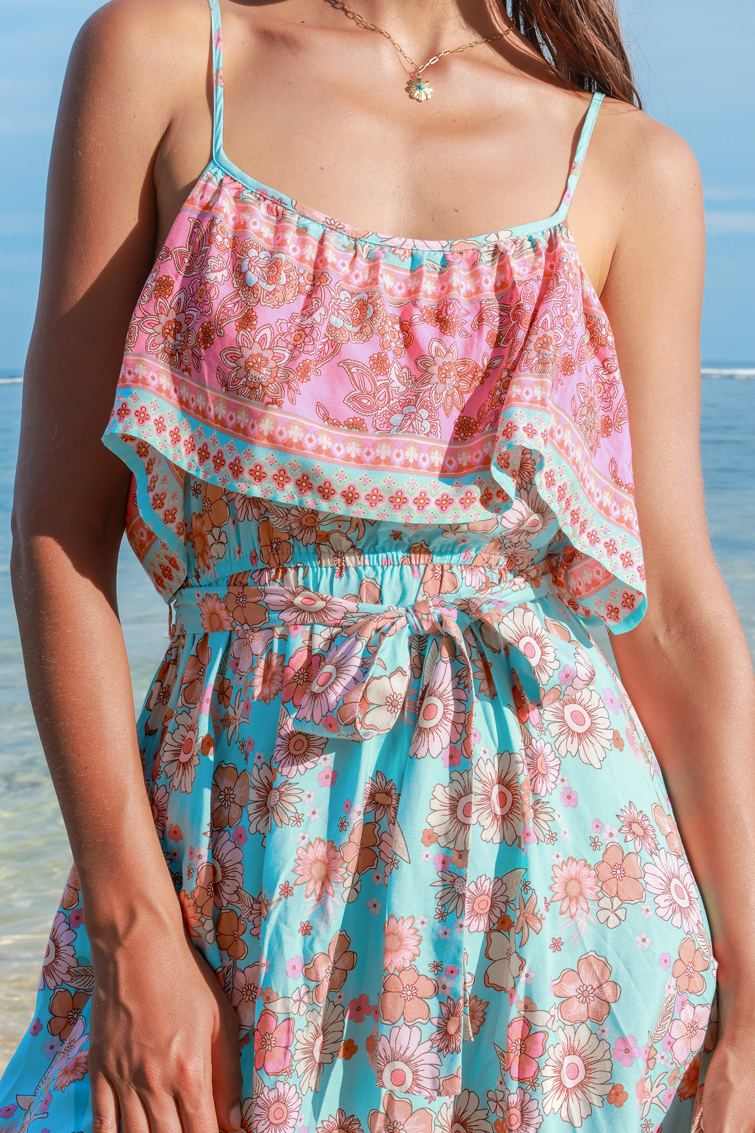 Robe midi à col carré et corsage à volants avec fleurs rétro