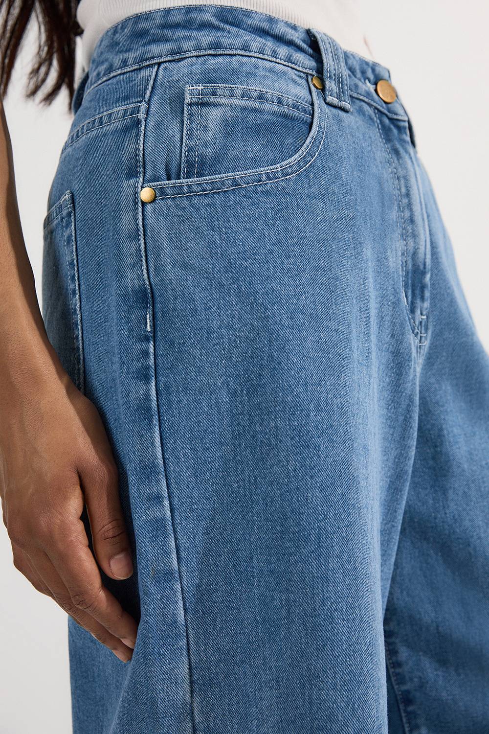 KarenMillen Jean en denim Soft Wash, coupe droite décontractée