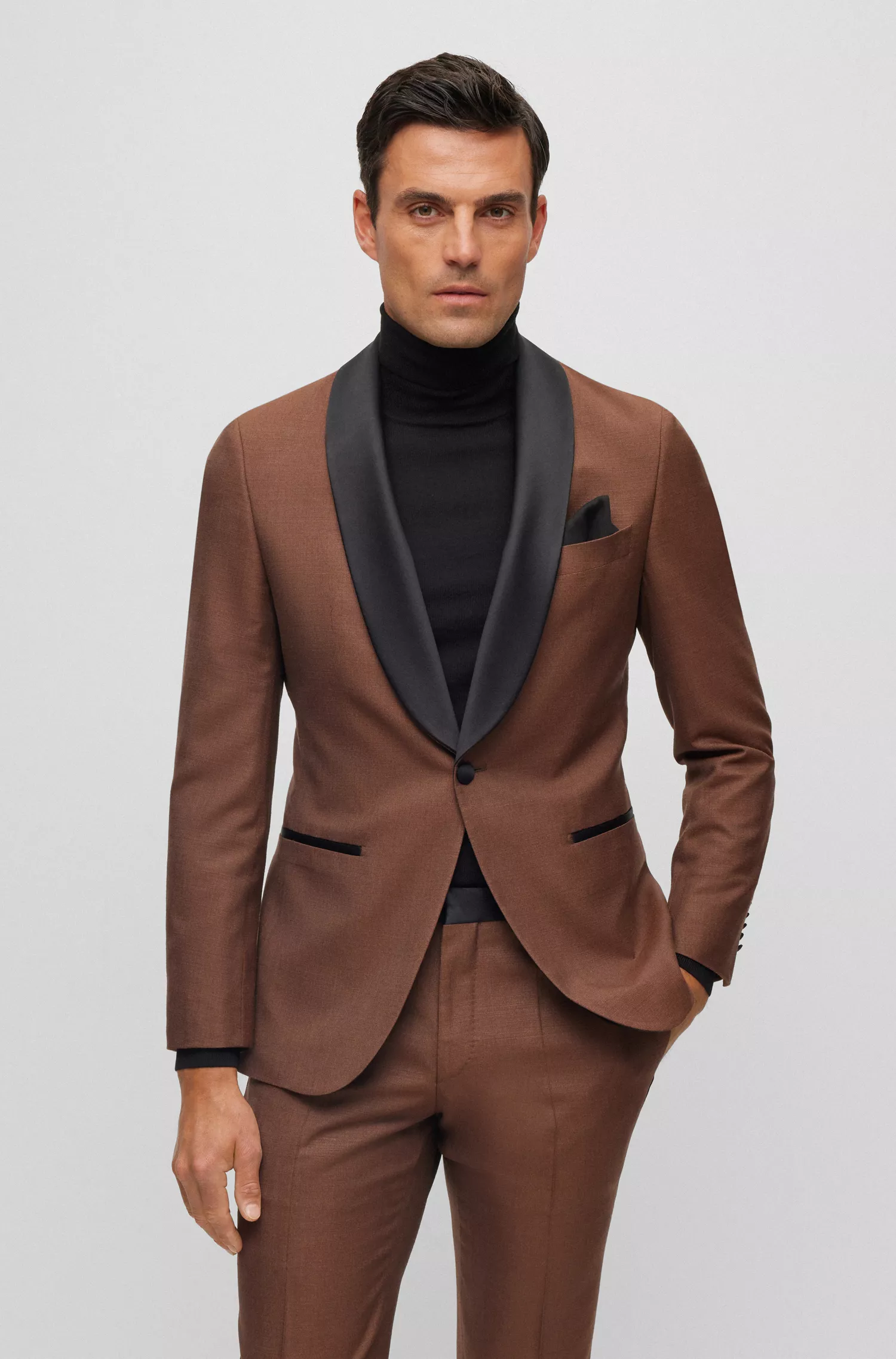 Terno slim fit BOSS na cor camelo, em seda e lã com microestampa.