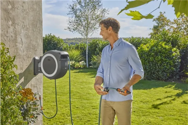 Gardena Batteridrevet vægslangeboks PowerRoll 40 meter