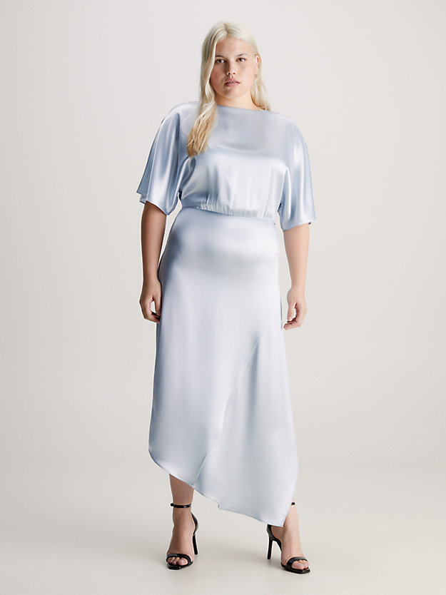 Vestido midi de cetim com mangas fendidas.