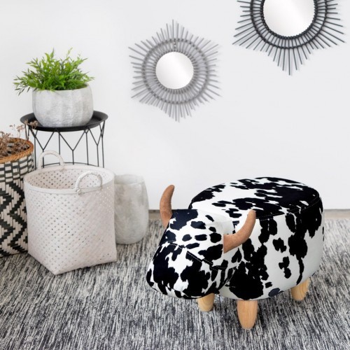 Banqueta com estampa de vaca em preto e branco.