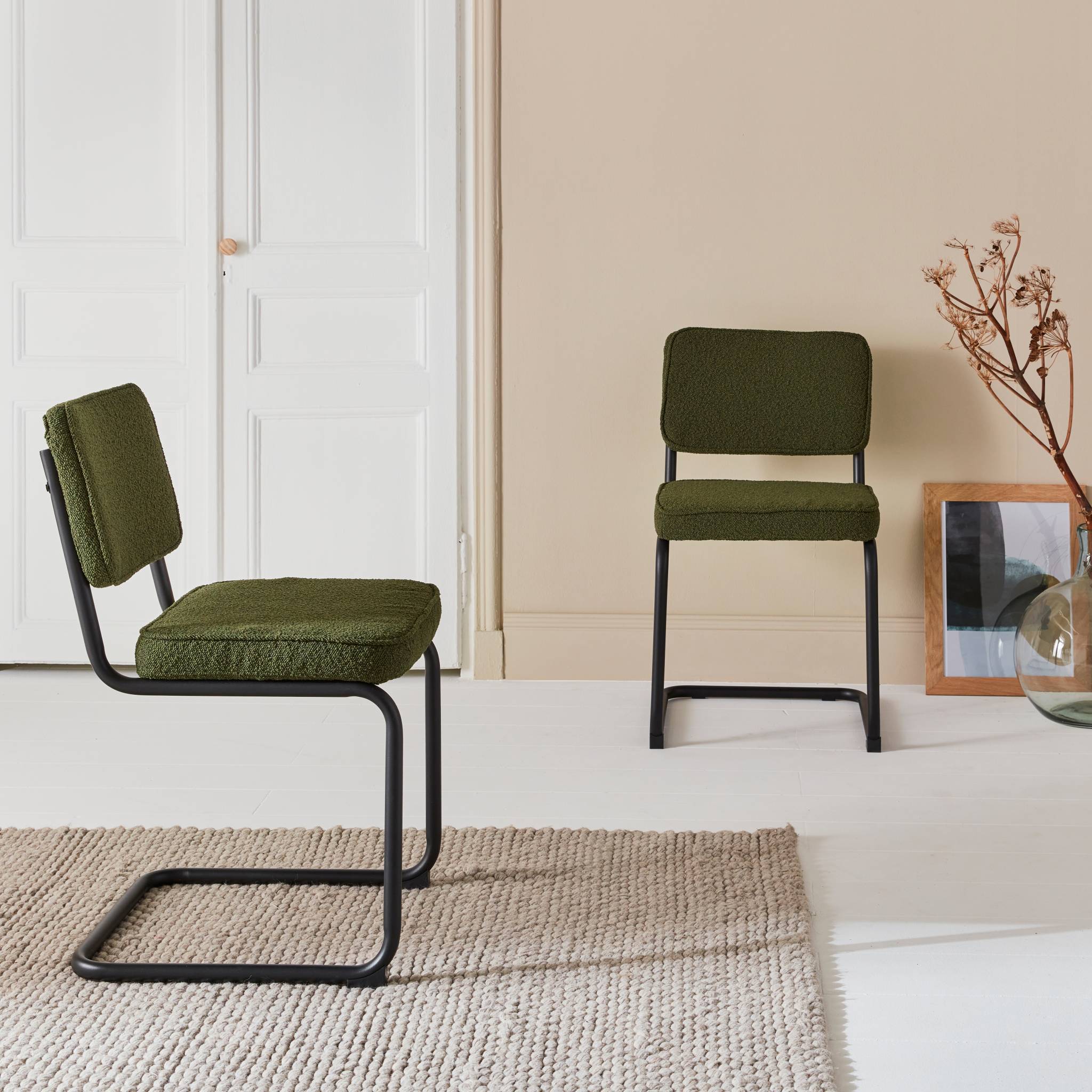 Lot de 2 chaises cantilever bouclette texturée verte. Maja. L46 x p54.5x h84.5cm