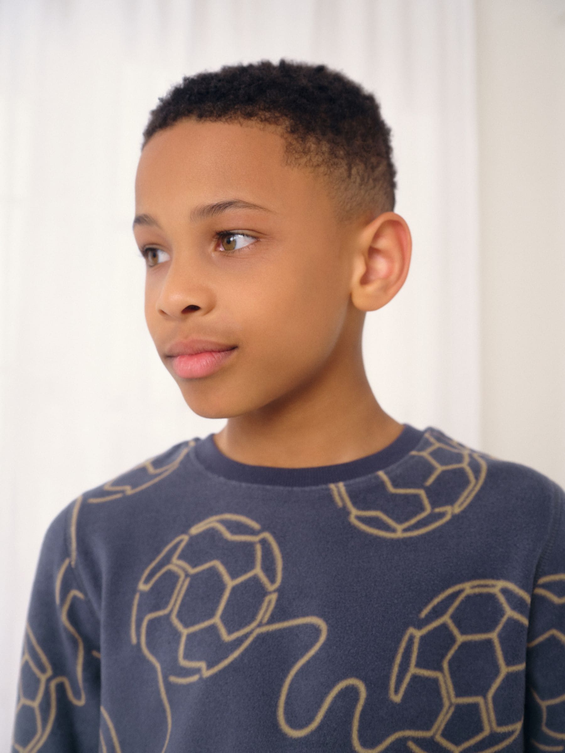 Black Linear Football - Enkele behaaglijke fleece pyjama (3 - 16 jr)