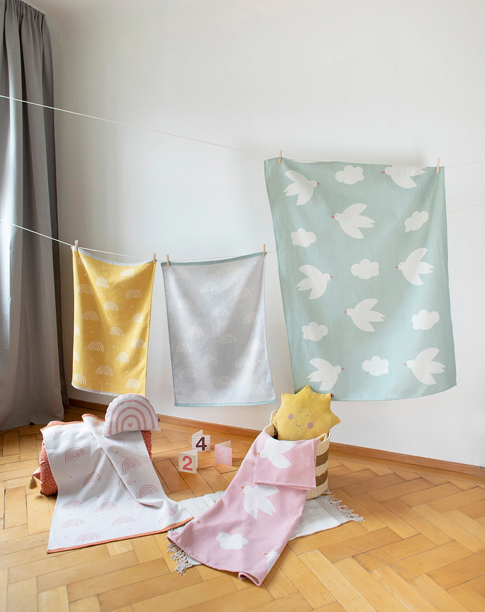 Babydecke LIMA - REGENBÖGEN (65x90) in weiß/rosa