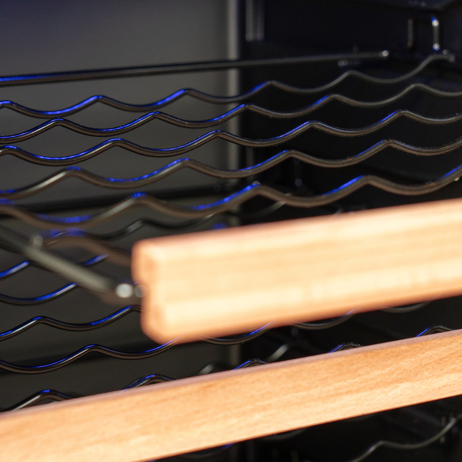 TroniTechnik® Weinkühlschrank, Getränkekühlschrank, 126 Liter, 63 Flaschen, Wein Kühlschrank Edelstahl-Optik, mit LED