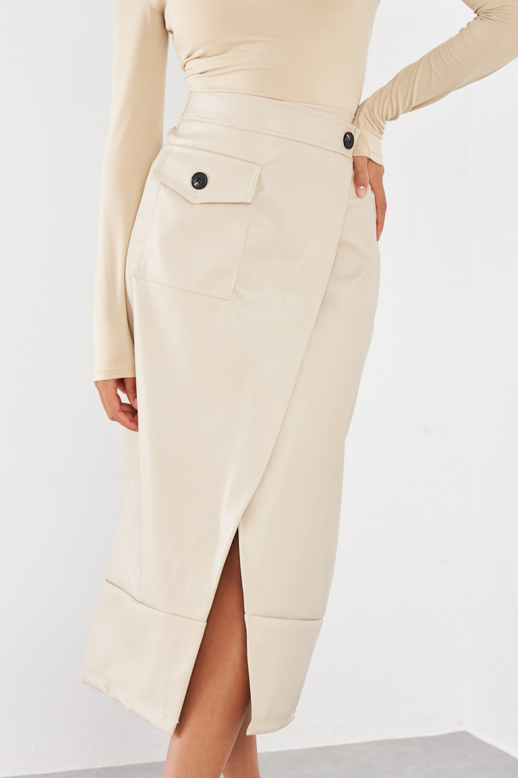 Jupe en simili cuir beige croisé