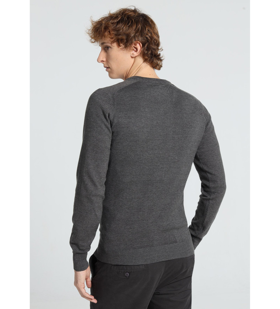 Blusa básica Lois com decote em V e bordado de touro cinza.