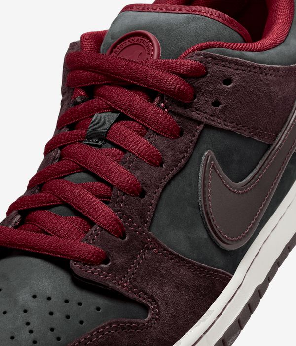 Nike SB x Riot Skateshop Dunk Low Pro Schuh (night maroon) online kaufen | skatedeluxe