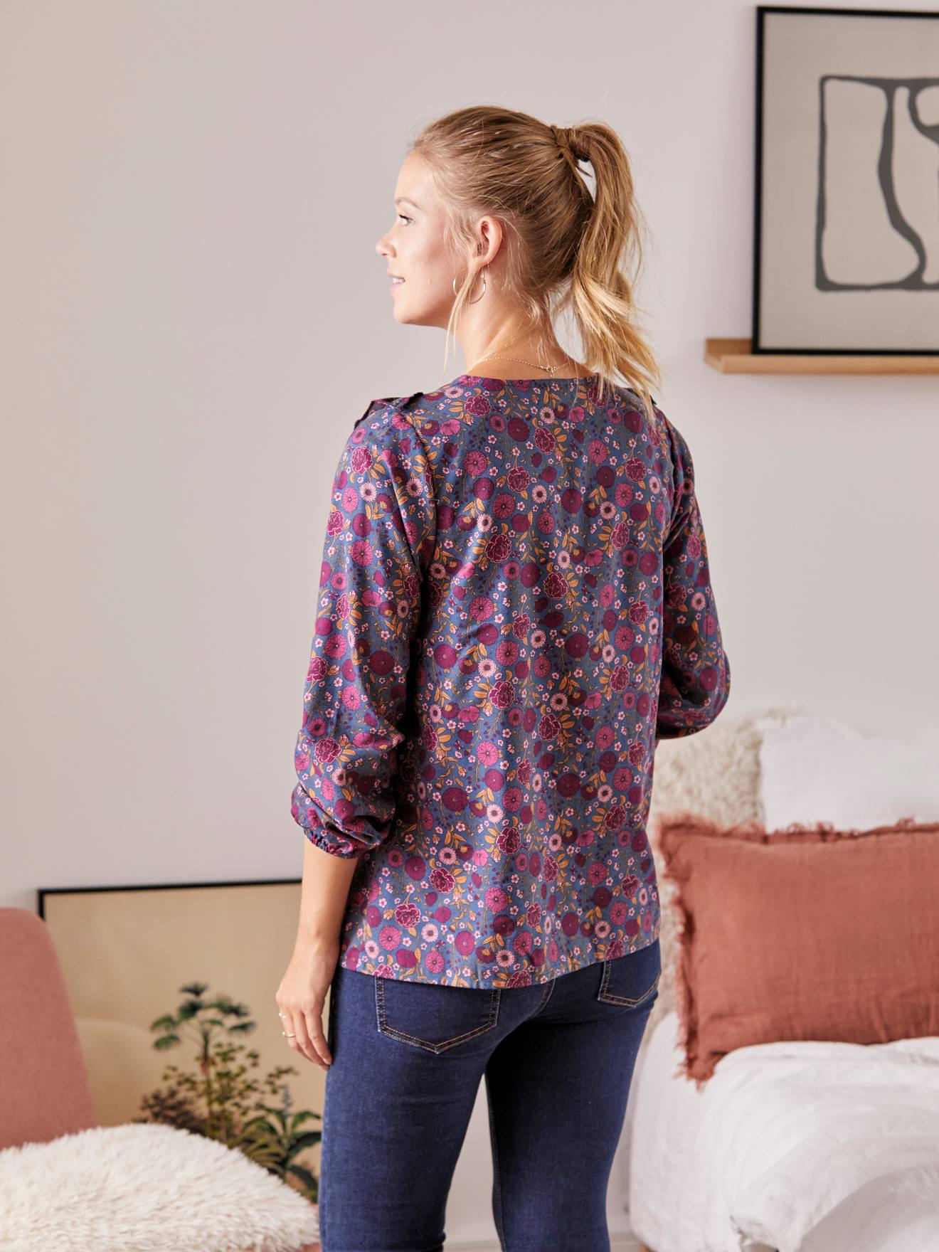 Blusa lisa azul-escura com estampa e botões, ideal para gestantes e lactantes.