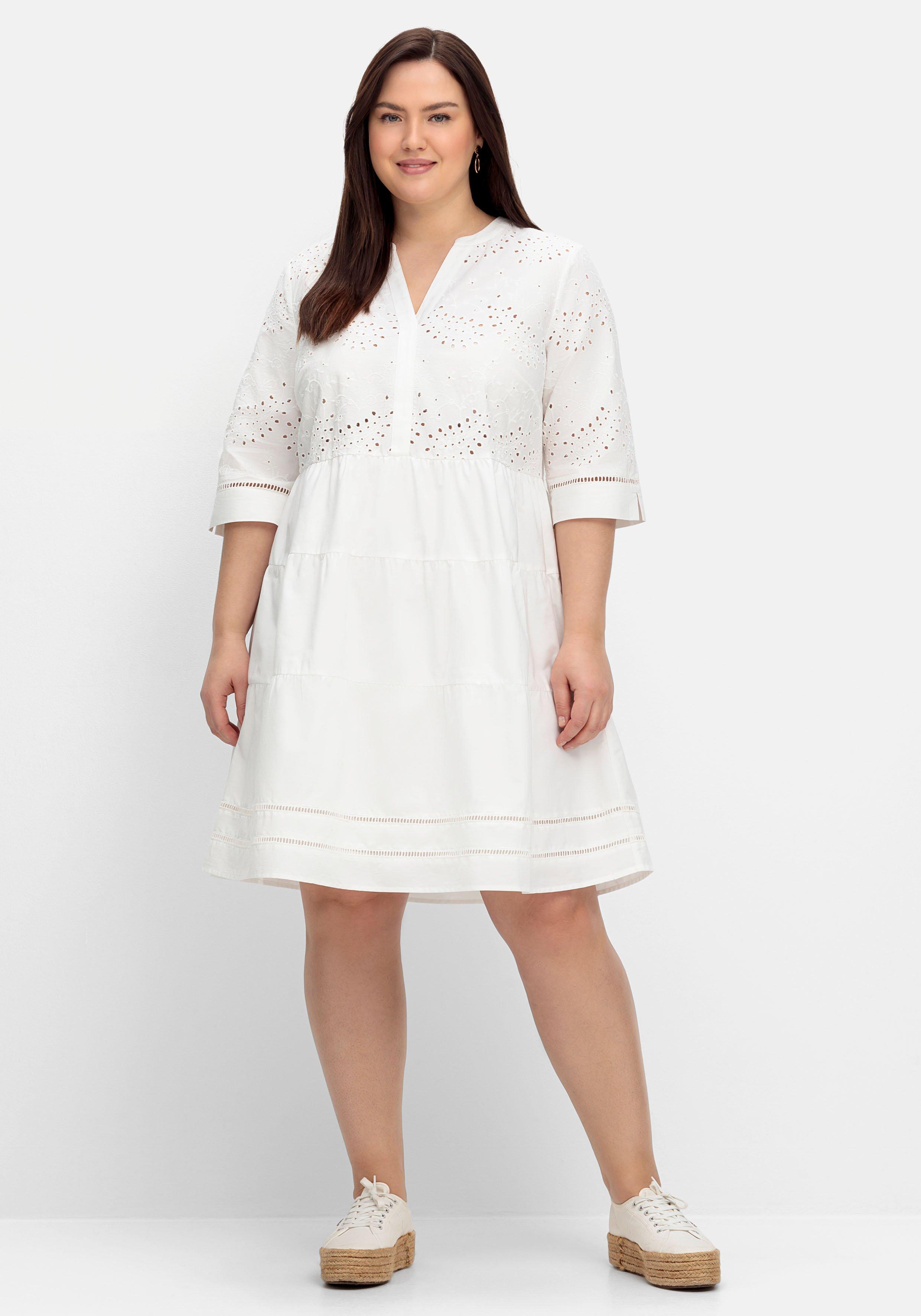 Kurzes Kleid mit Lochstickerei und Ajourmuster