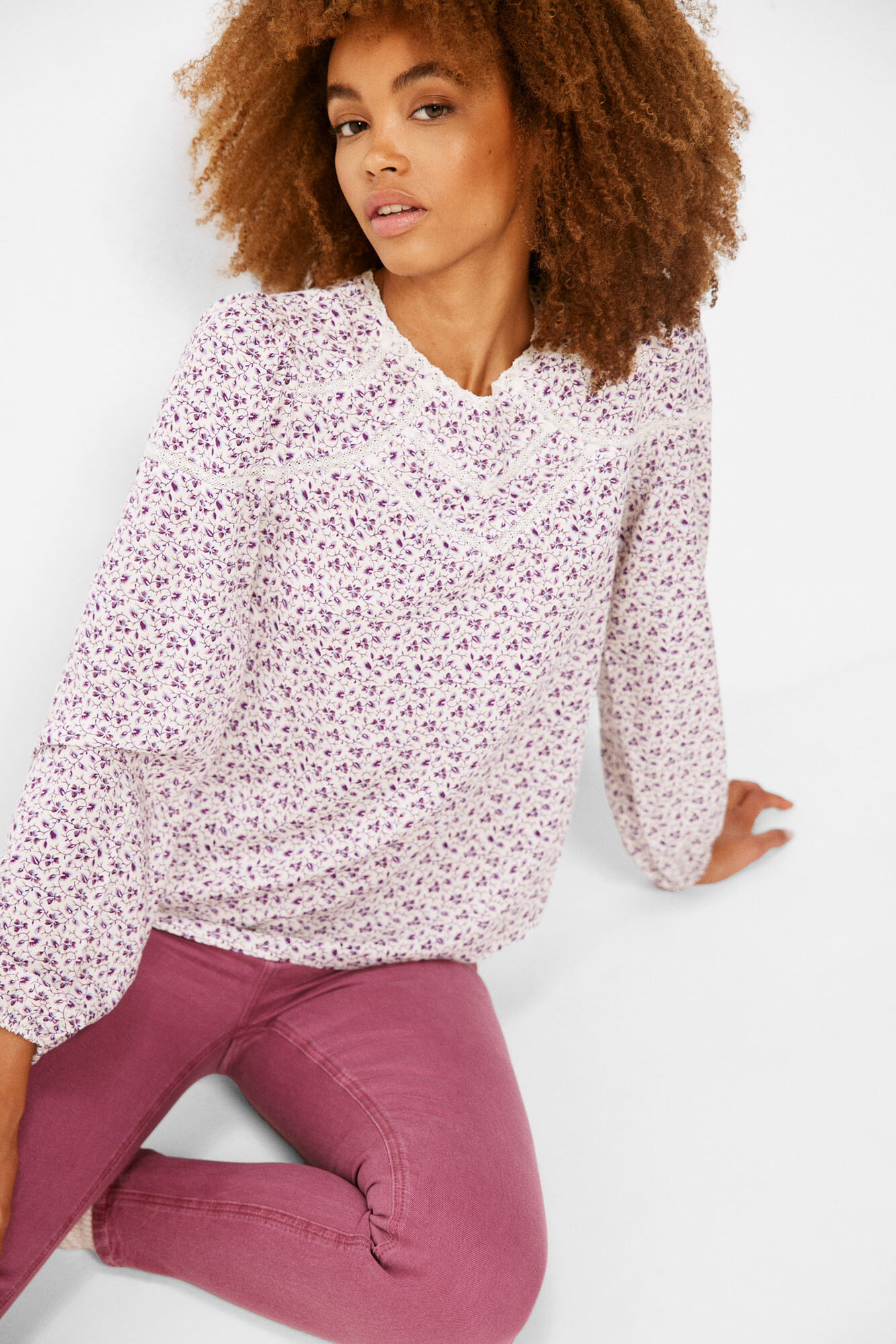 Blusa estampada com detalhe em renda