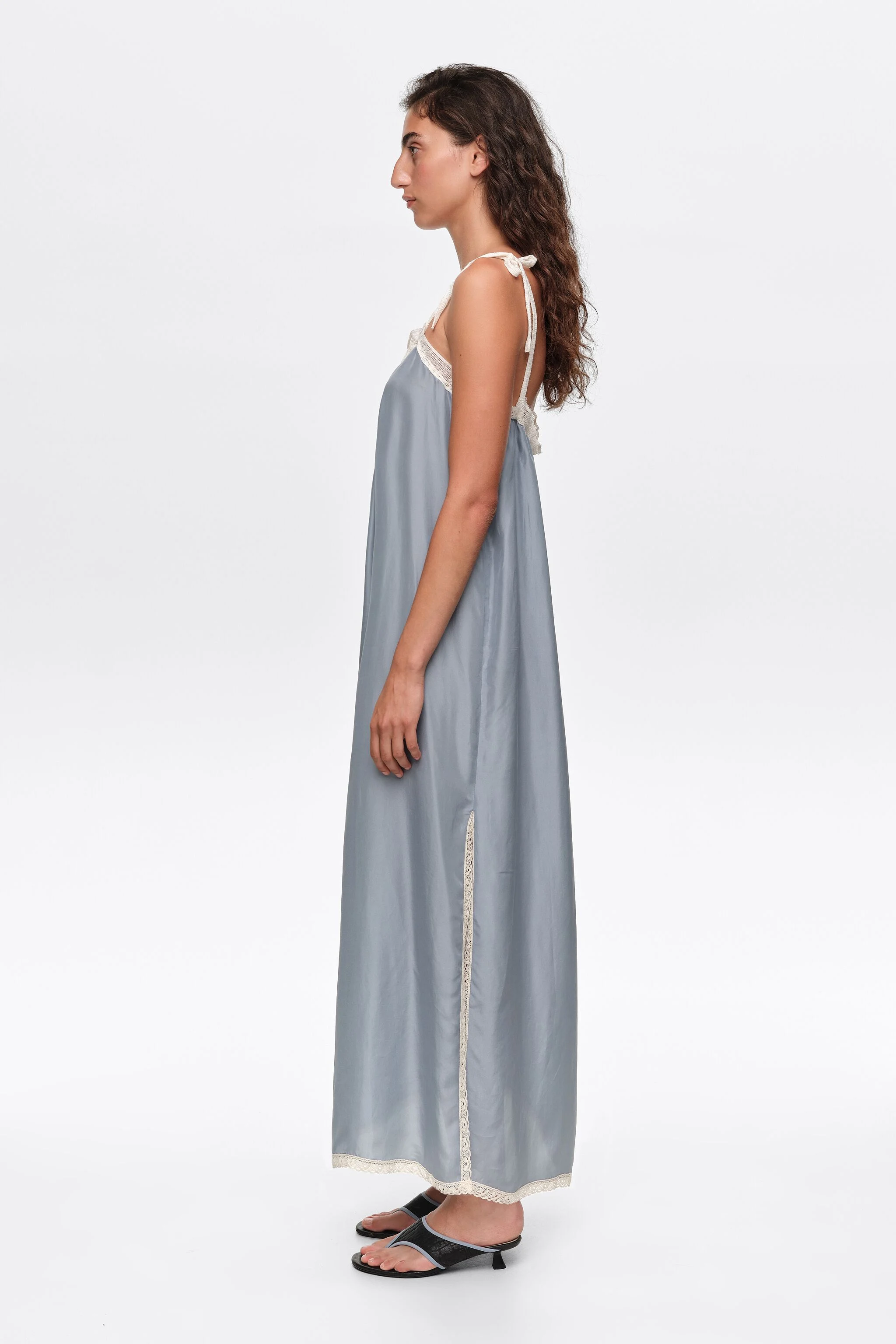 Vestido de seda azul claro com alças de renda.