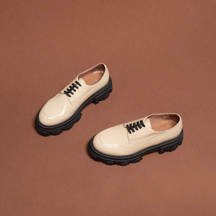 Derbies à semelles crantées  en cuir vernis beige