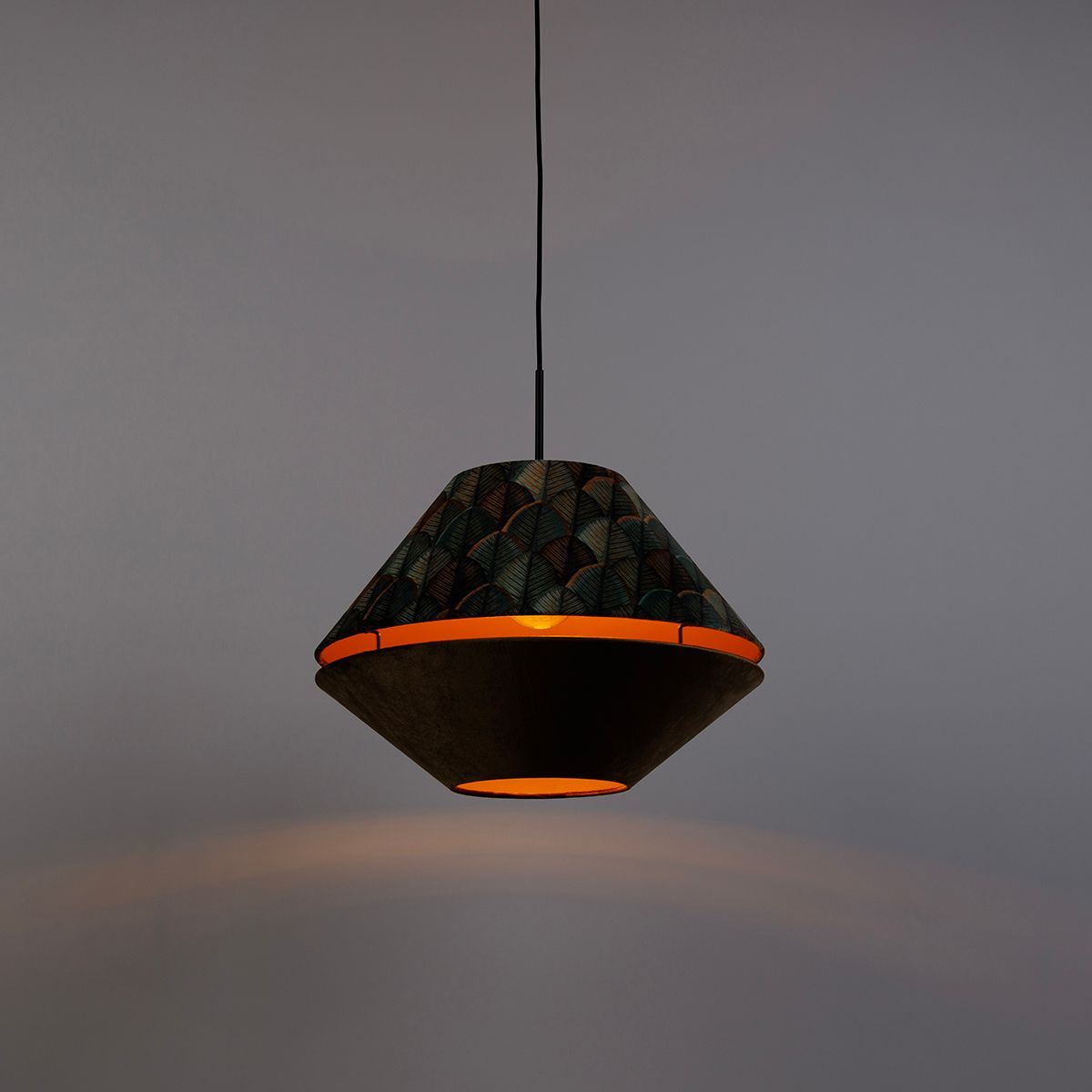 Hanglamp zwart met dubbele velours lampenkap blad dessin en beige - Combi 1