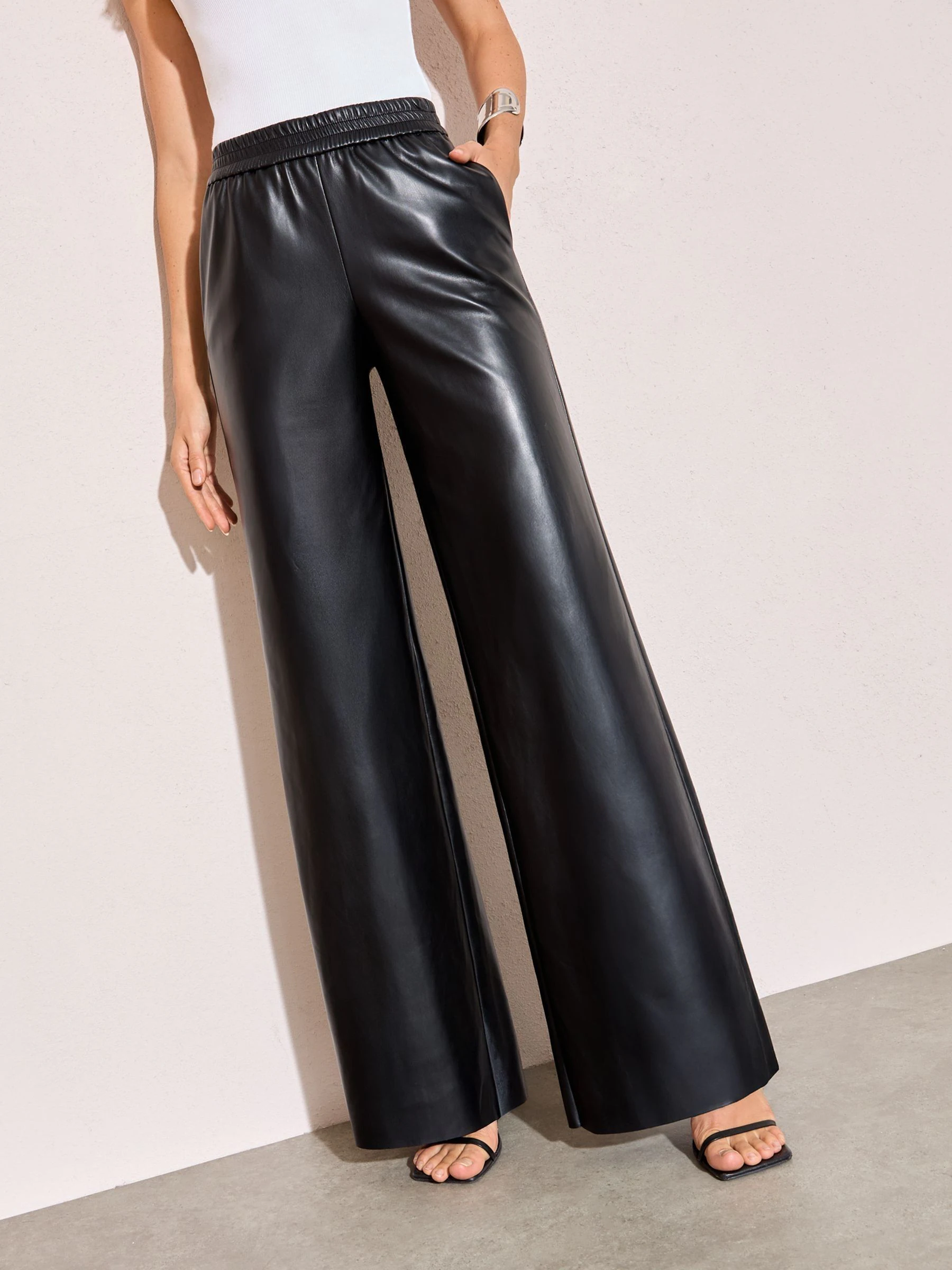 Zwart - Friends Like These Faux Leather Elasticaed Trousers