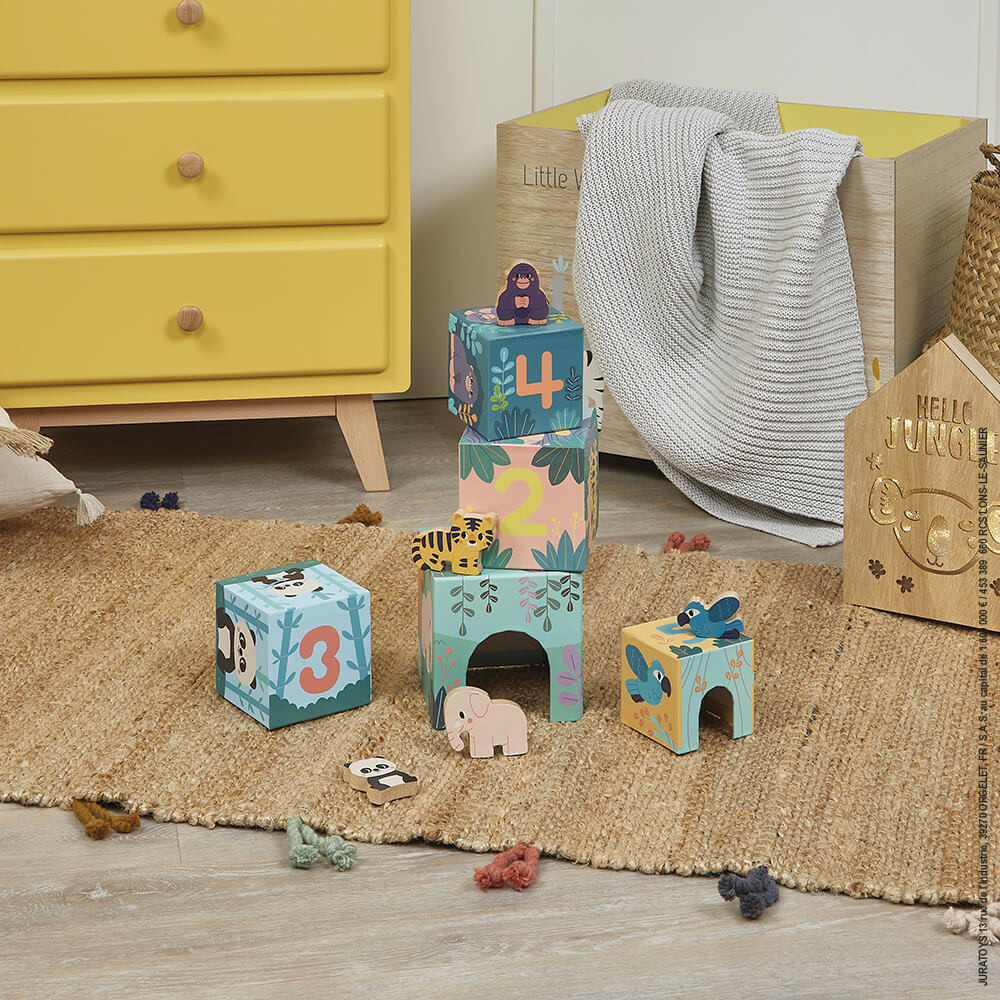 Pyramide et figurines les animaux