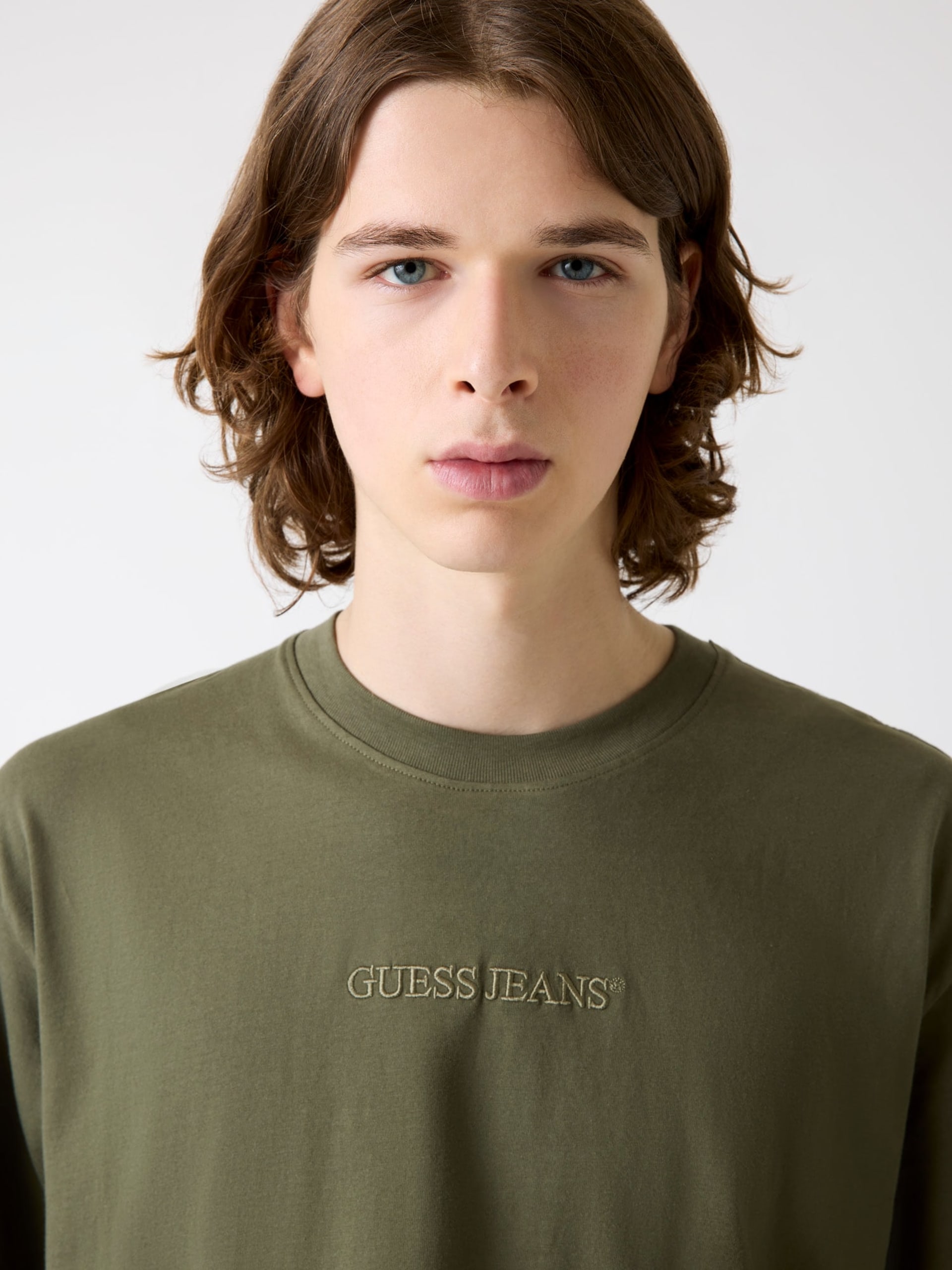 Camiseta com logotipo bordado