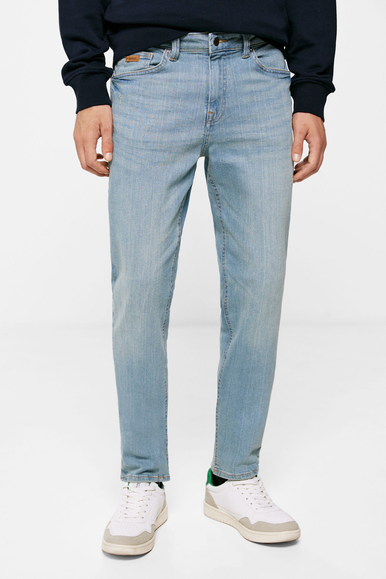 Calça jeans slim, lavagem média clara