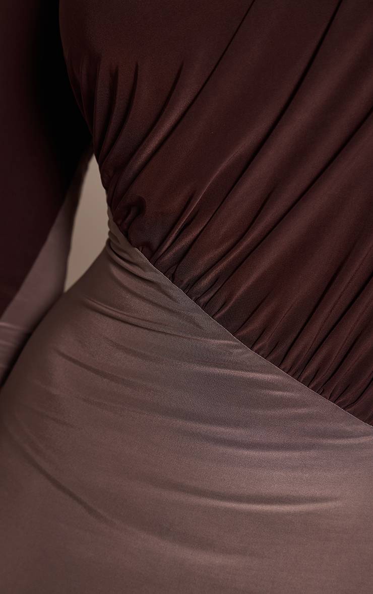 Chocolat Robe Maxi Moulante À Manches Longues Avec Panneaux Contrastants