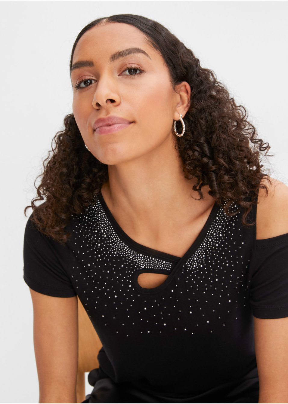 T-shirt à application de strass et découpes