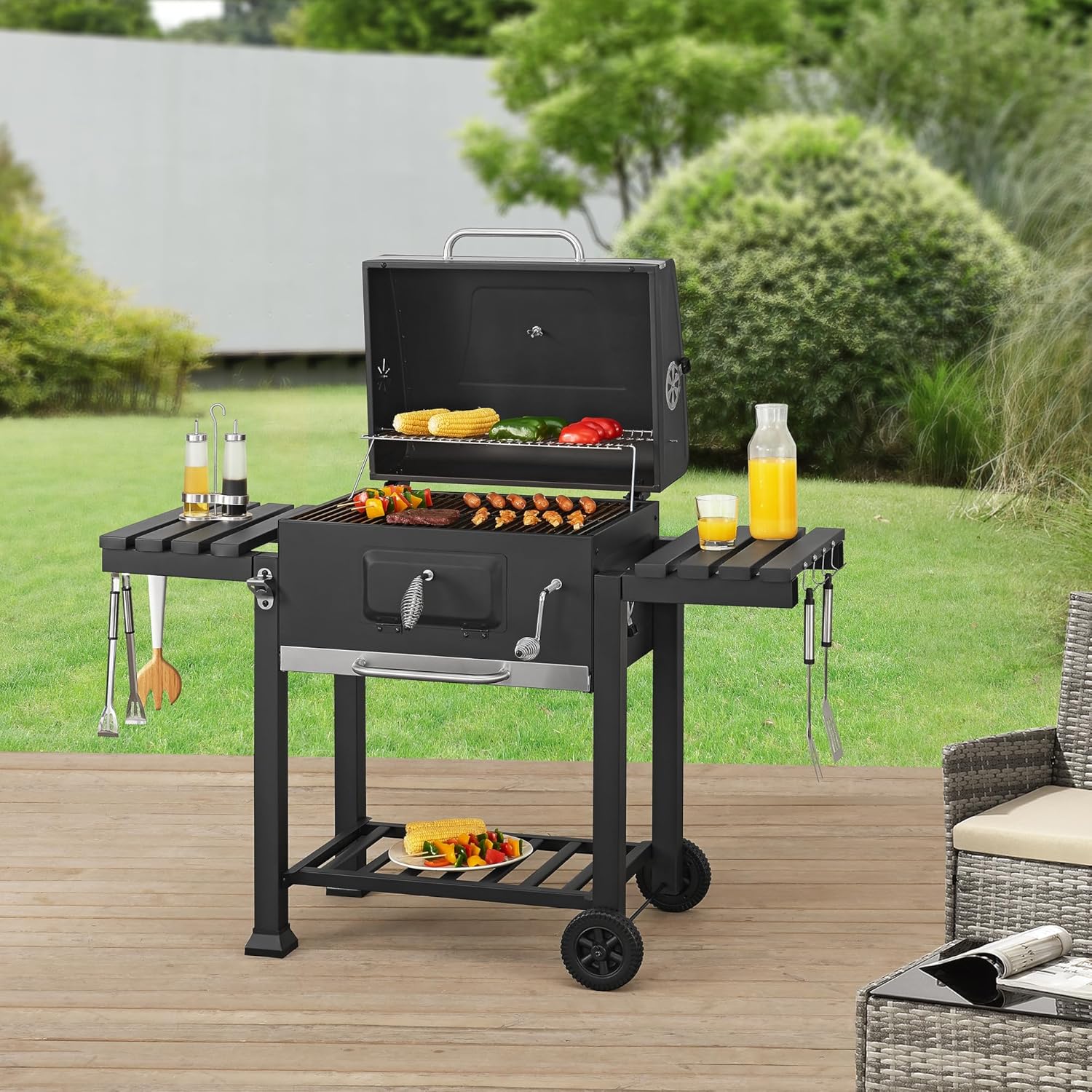 casa.pro Grillwagen Arnad Holzkohlegrill mit Deckel BBQ Kohlegrill mit Grillrosten Gartengrill 2 Räder Deckelthermometer aufklappbare Ablagen 105x135x47,5cm Schwarz