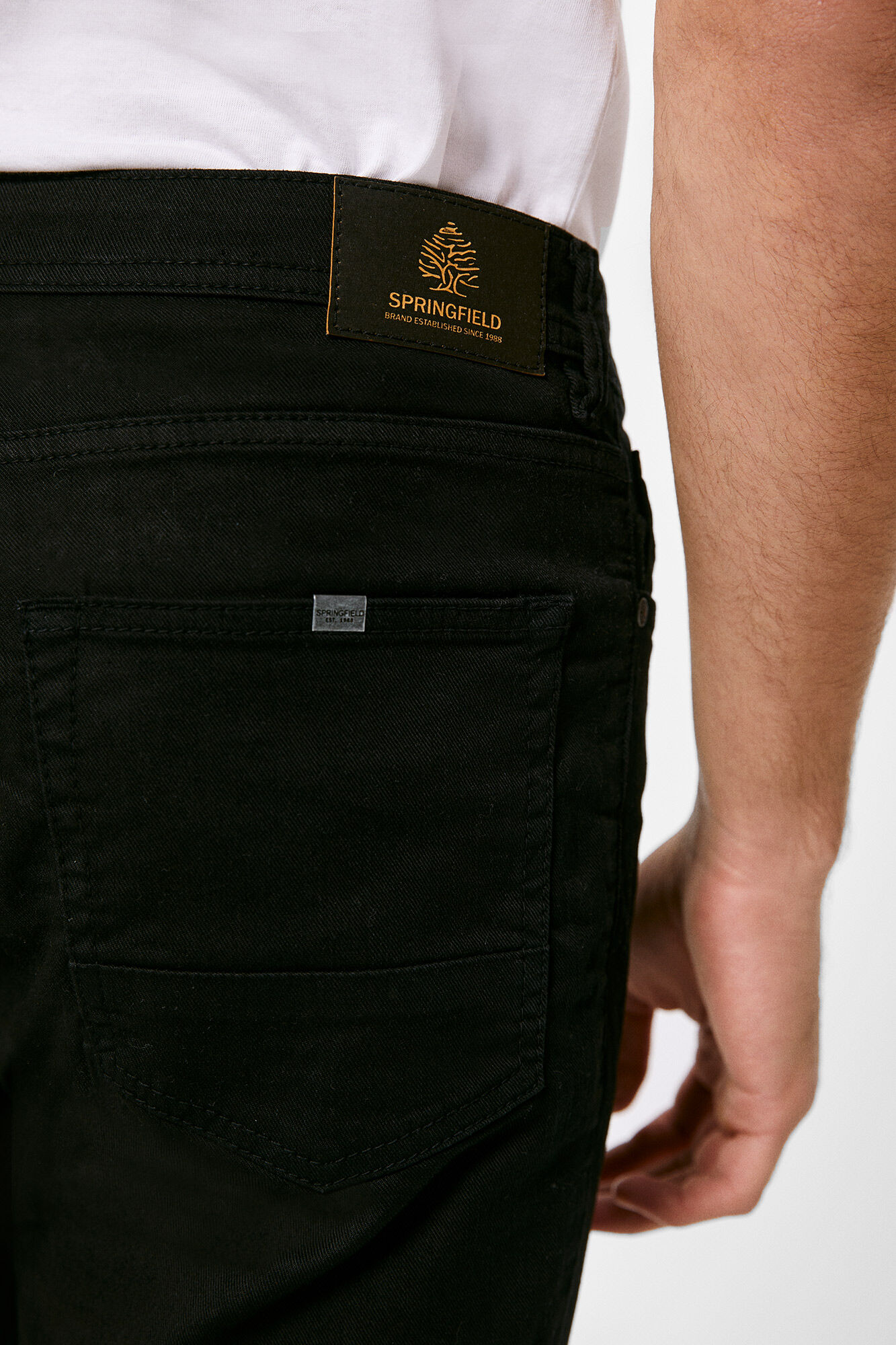 Calça skinny de 5 bolsos com lavagem preta