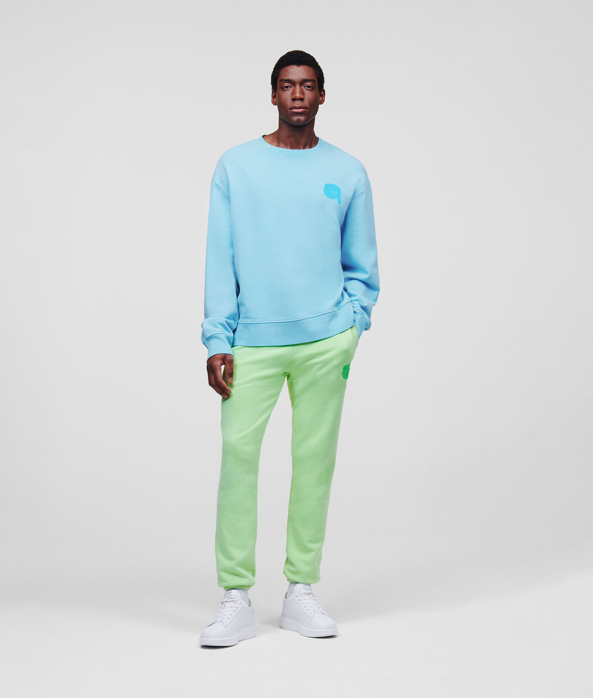 SWEAT-SHIRT TON SUR TON AVEC ÉCUSSON KARL IKONIK
