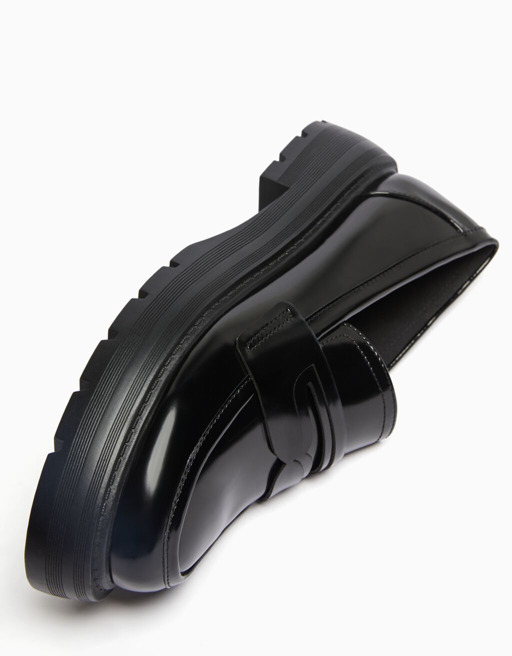 Mocassins com tira de metal e solado tratorado.