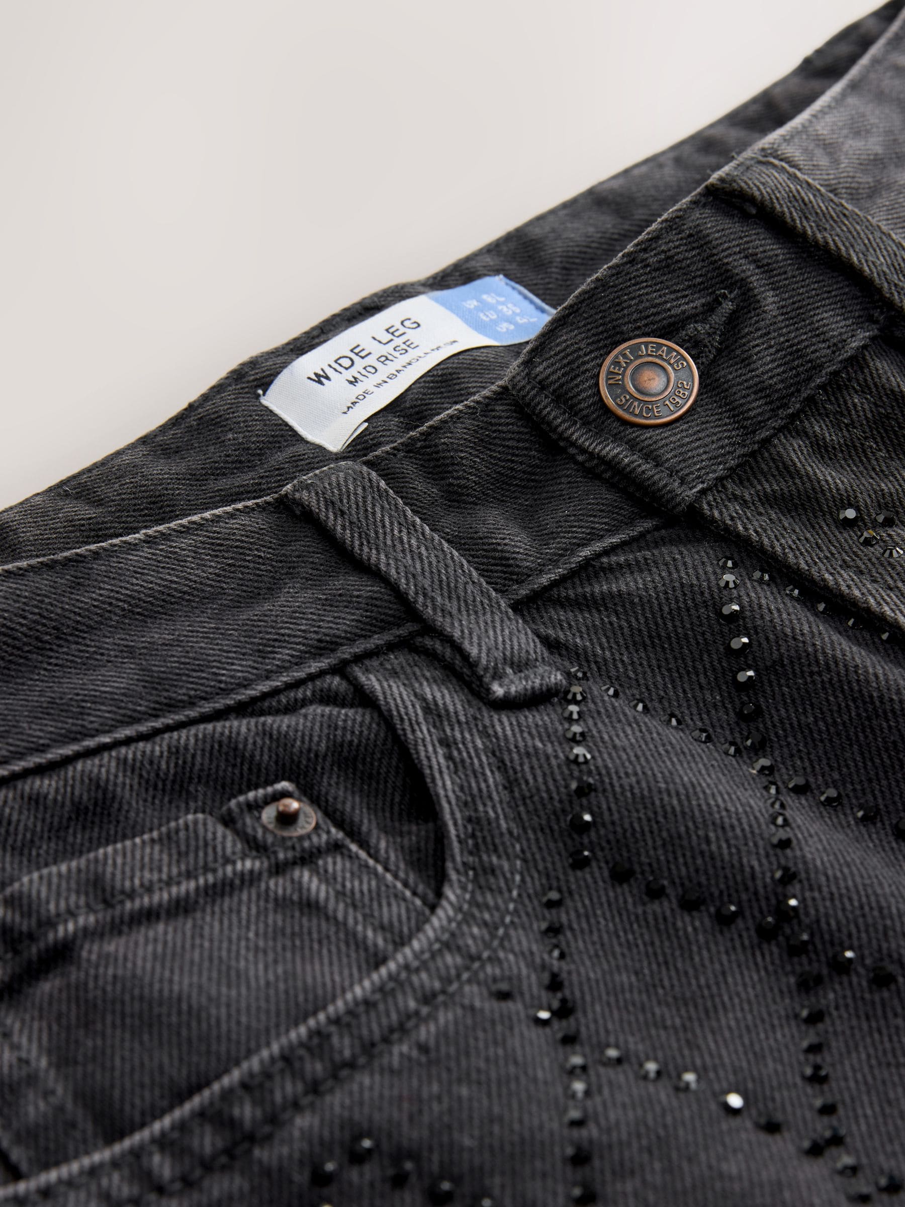 Zwart met sierstiksel - Jeans met wijde pijpen
