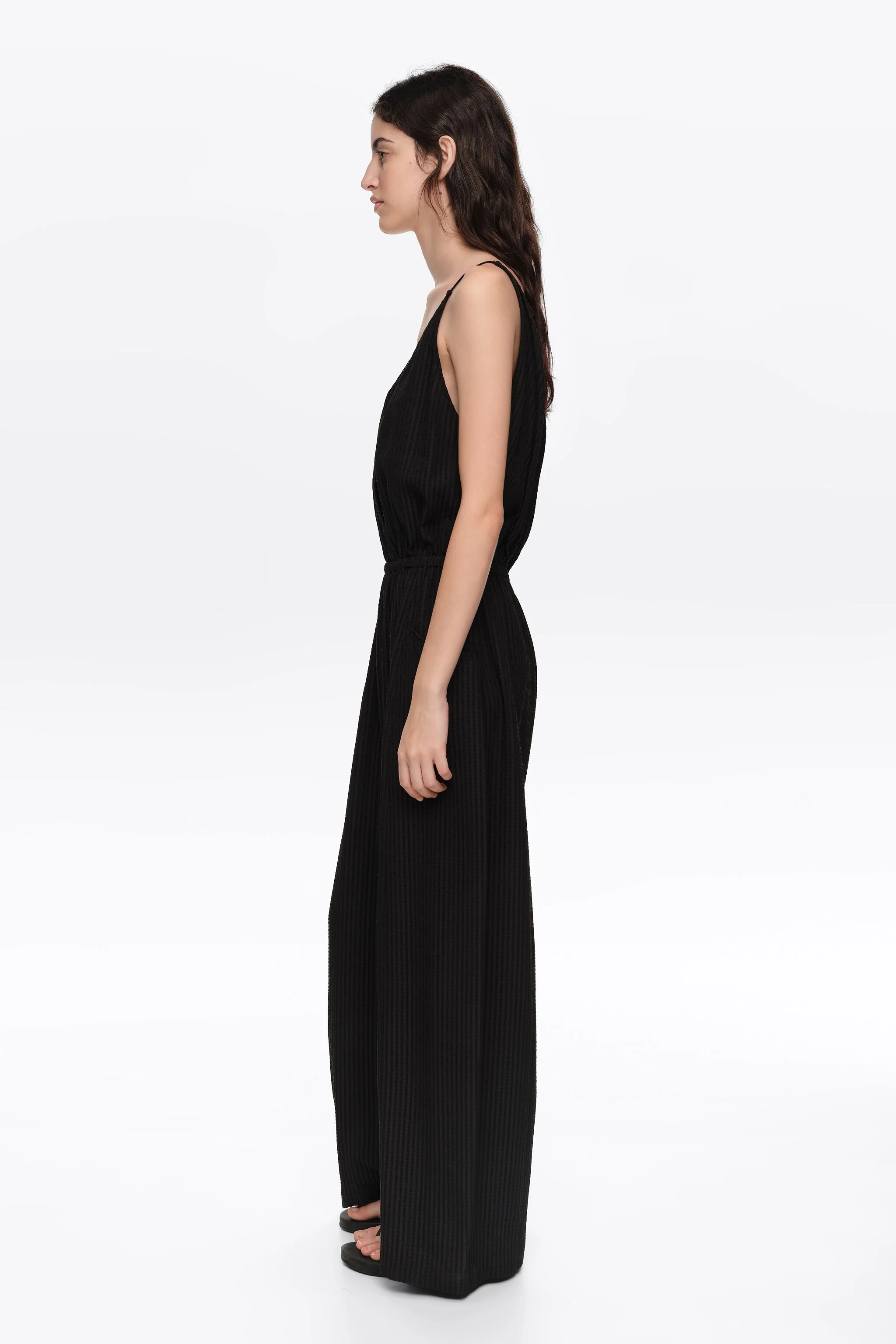 Macacão preto de alças finas com blusa interna franzida