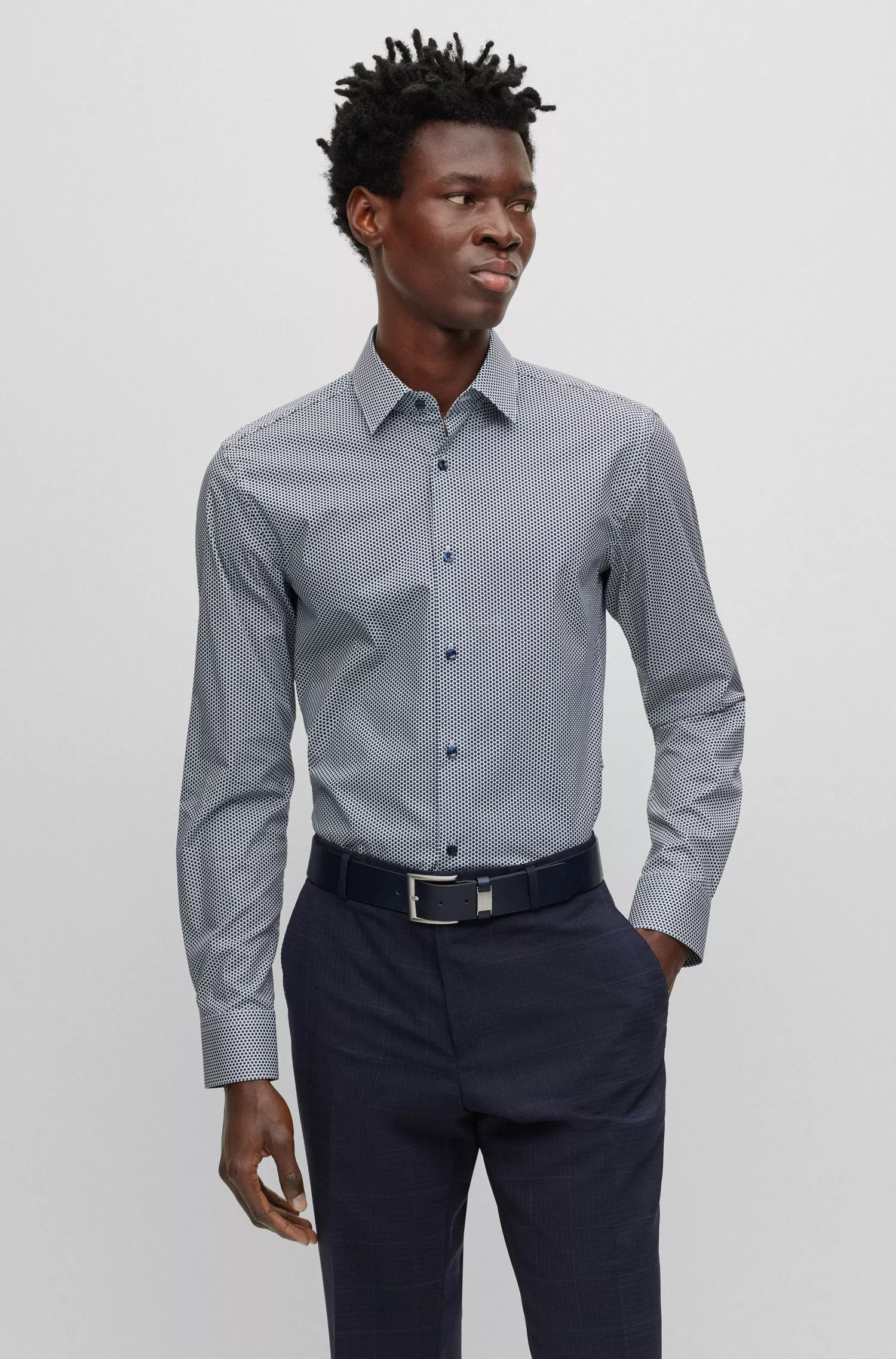 Camisa BOSS preta de corte slim, em algodão orgânico estampado com elastano.