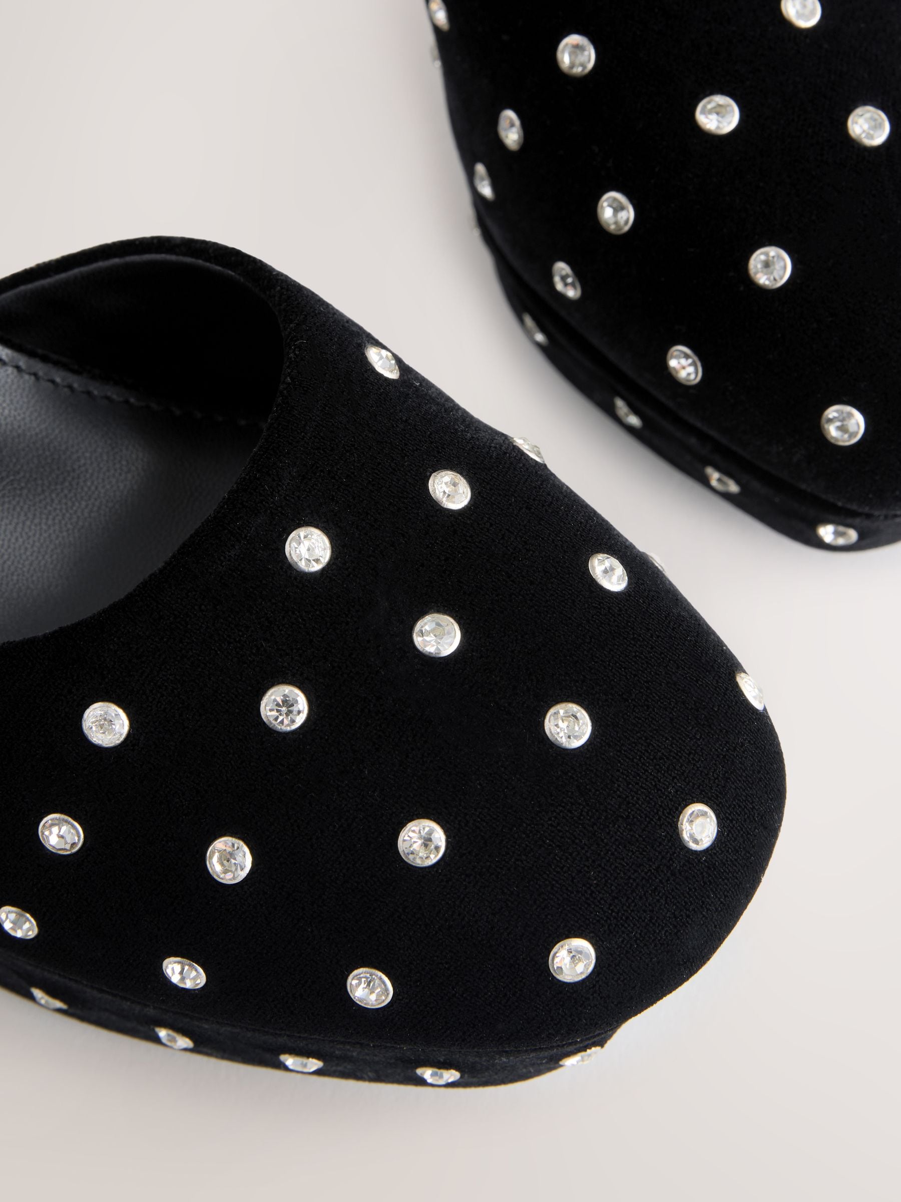 Zwart fluweel - Forever Comfort® Velvet Studded Plafrom Two-Part Block Heels