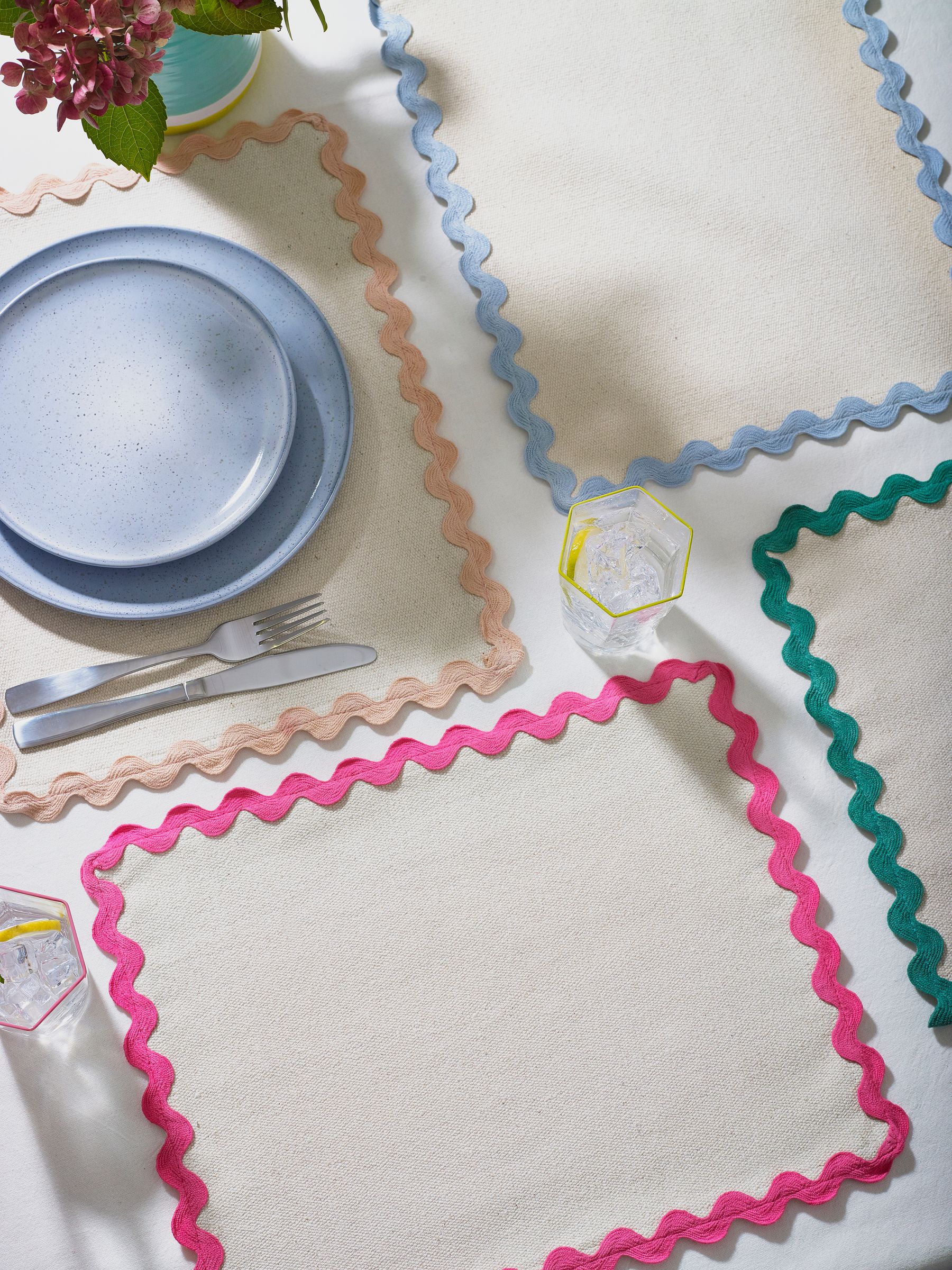 Set van 4 stoffen placemats met felgekleurd golvend randje