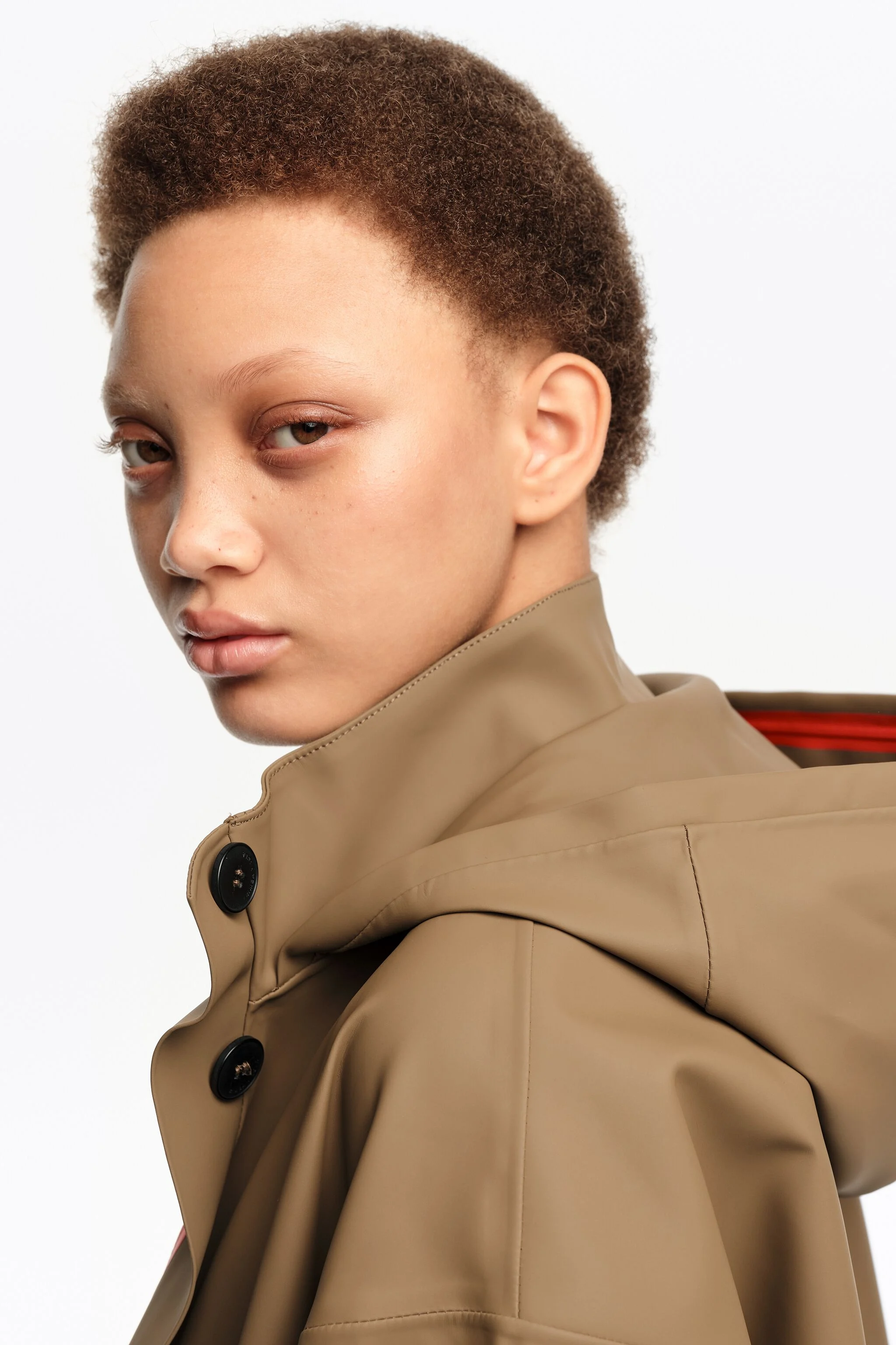 Trench coat A-line emborrachado cor camelo escuro