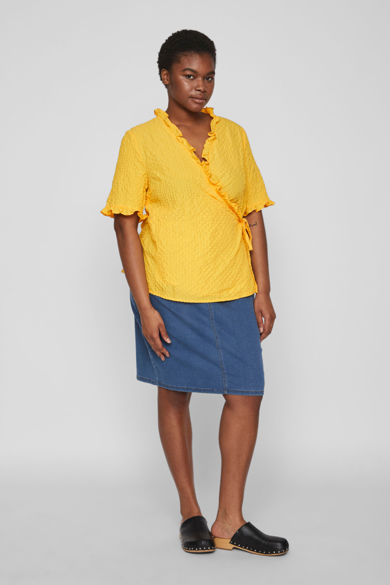 Blusa de manga curta com babados da Evoked by Vila - Amarela