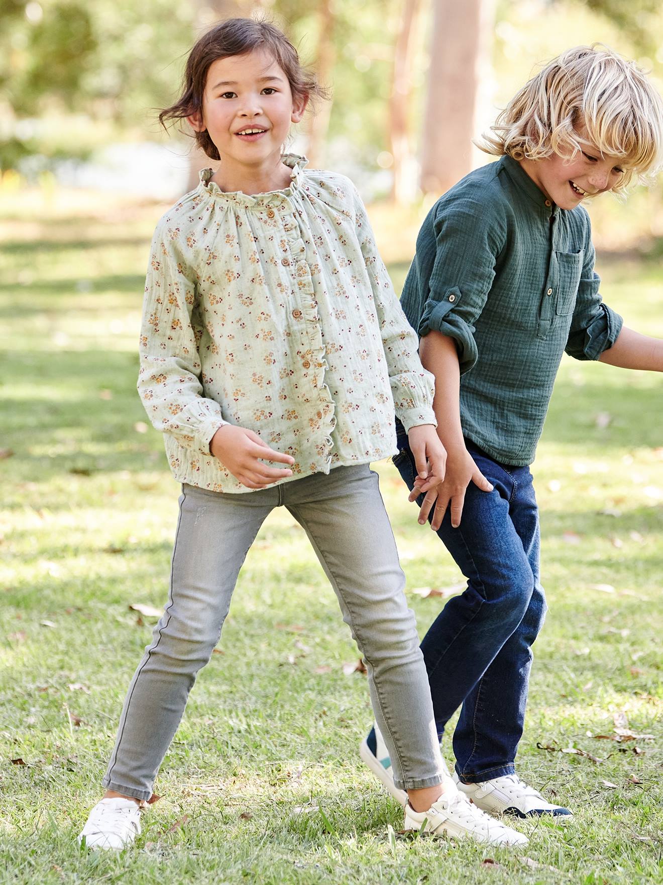 Blusa infantil de chiffon de algodão com babados e estampa floral, cor terracota personalizável.