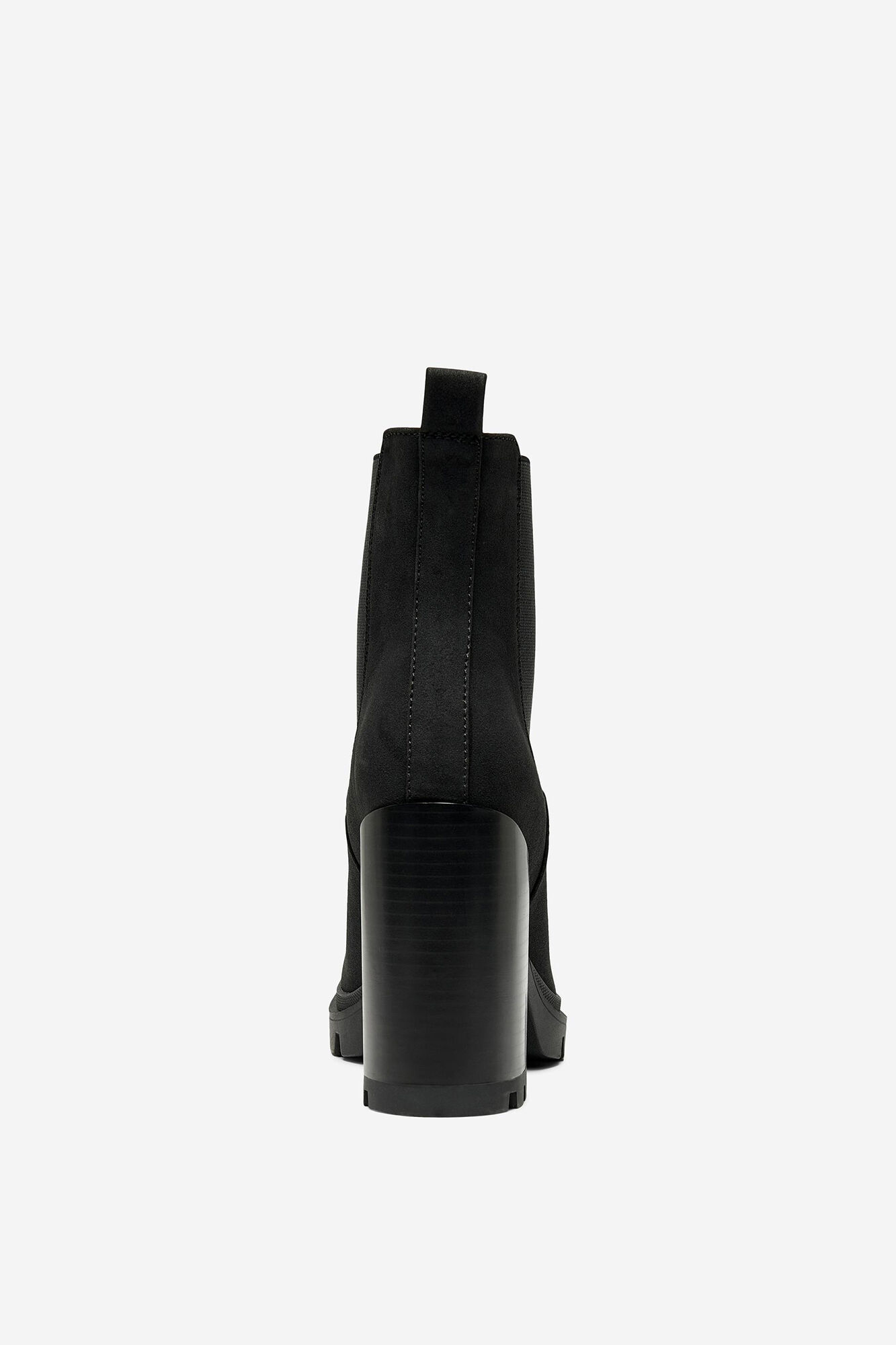 Botas de cano curto com salto tratorado