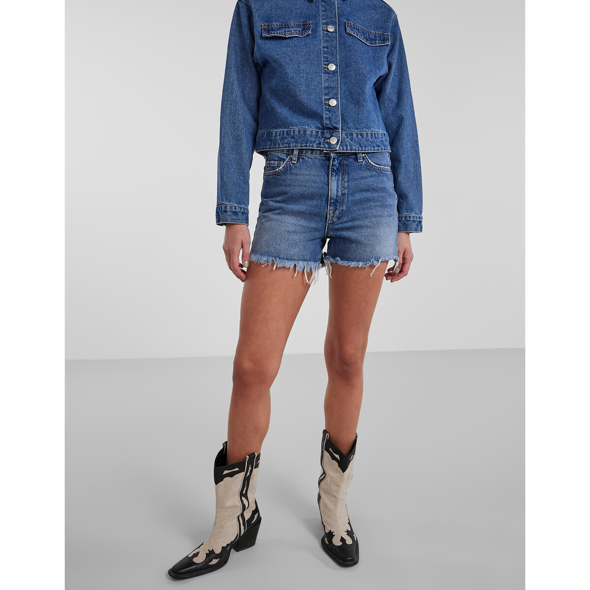 PEÇAS<br>Shorts jeans